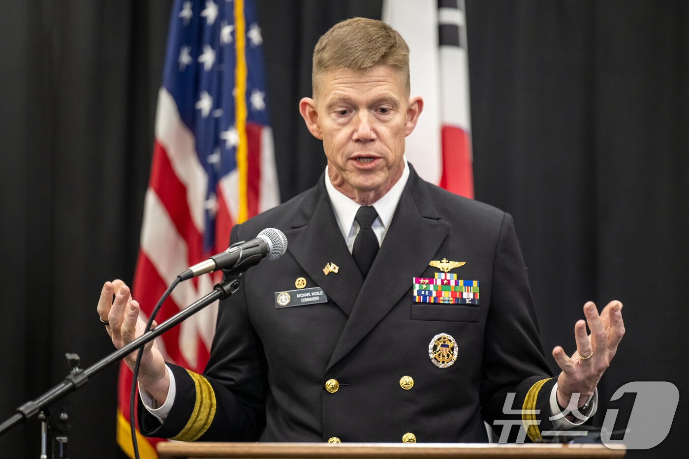 본문 이미지 - 마이클 워시&#40;준장&#41; 미 제1항모강습단장이 3일 부산 작전기지에 입항한 미국 핵 추진 항공모함 &#39;칼빈슨함&#39;&#40;CVN-70&#41; 격납고에서 열린 기자회견에 참석해 발언하고 있다. 2025.3.3/뉴스1 ⓒ News1 사진공동취재단