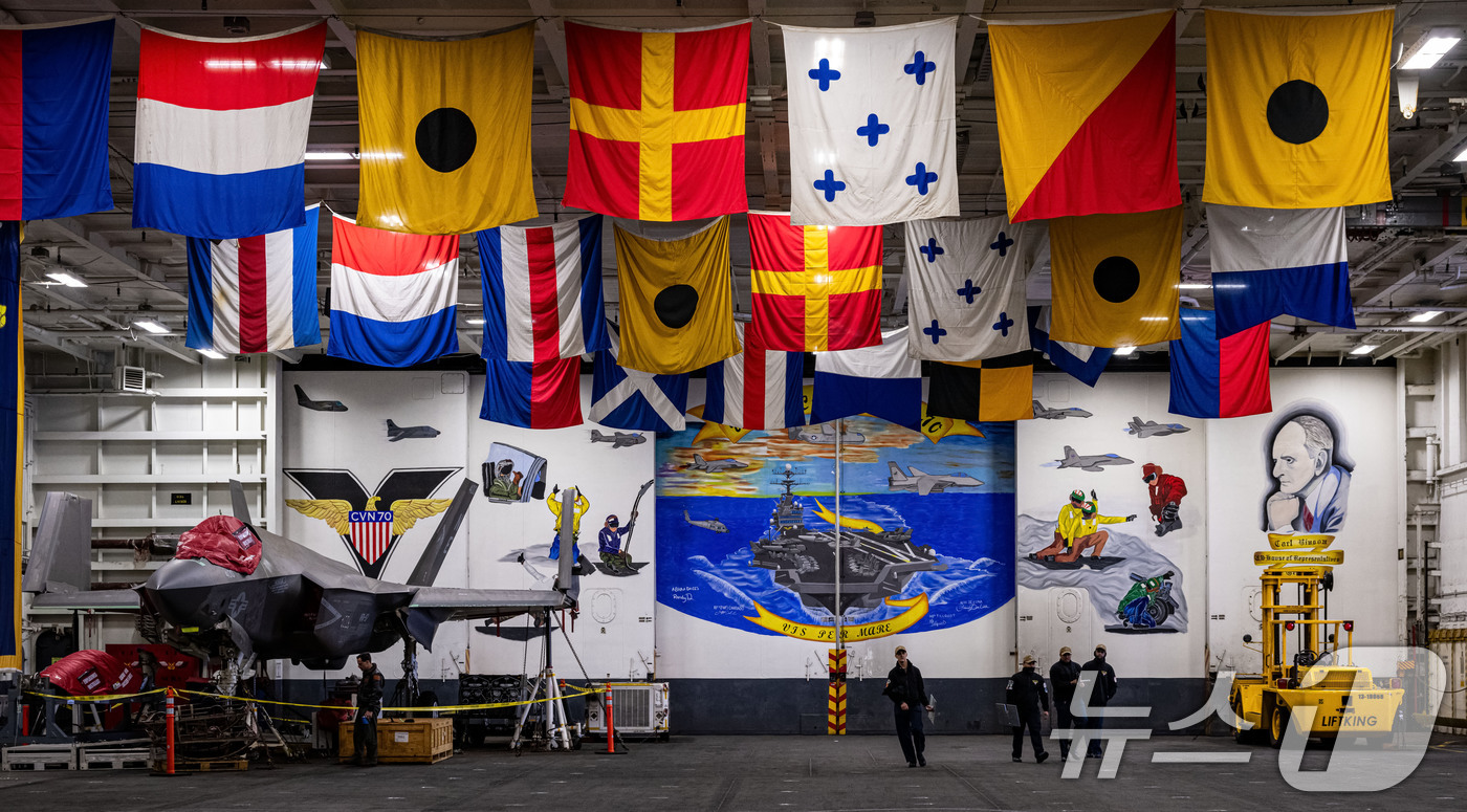 (부산=뉴스1) 사진공동취재단 = 3일 부산 작전기지에 입항한 미국 핵 추진 항공모함 '칼빈슨함'(CVN-70) 격납고에 F-35 전투기가 배치되어 있다. 2025.3.3/뉴스1