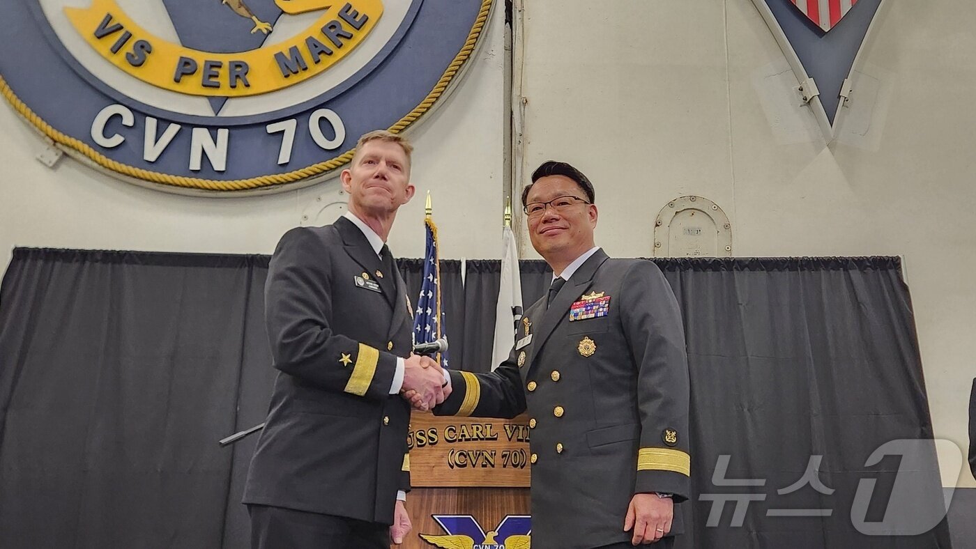 본문 이미지 - 마이클 워시 미국 해군 제1항모강습단장&#40;준장&#41;과 이남규 한국 해군 해양작전본부장이 3일 부산작전기지에서 열린 언론브리핑에서 악수하고 있다. &#40;국방부 공동취재단 제공&#41;