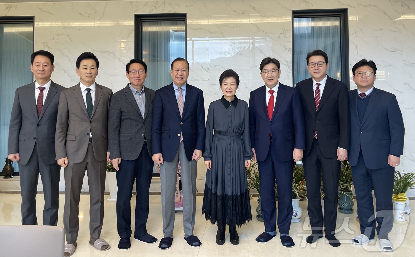 본문 이미지 - 국민의힘 권영세 비상대책위원장, 권성동 원내대표, 김상훈 정책위의장 등 당 지도부가 3일 오후 대구 달성군 유가읍 박근혜 전 대통령 사저를 찾아 박 전 대통령을 예방하고 있다. (국민의힘 제공, 재판매 및 DB 금지) 2025.3.3/뉴스1