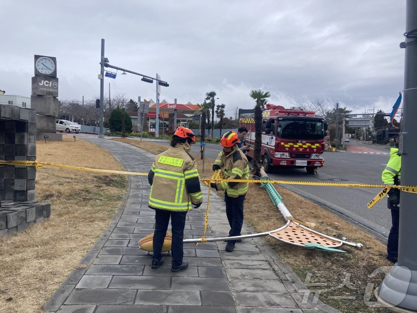 본문 이미지 - 강풍특보가 발효 중인 3일 제주도 서귀포시 색달동 중문관광단지 인근에서 가로등이 쓰러져 소방당국이 안전조치를 하고 있다.(제주도소방안전본부 제공. 재판매 및 DB 금지)2025.3.3/뉴스1 ⓒ News1 홍수영 기자