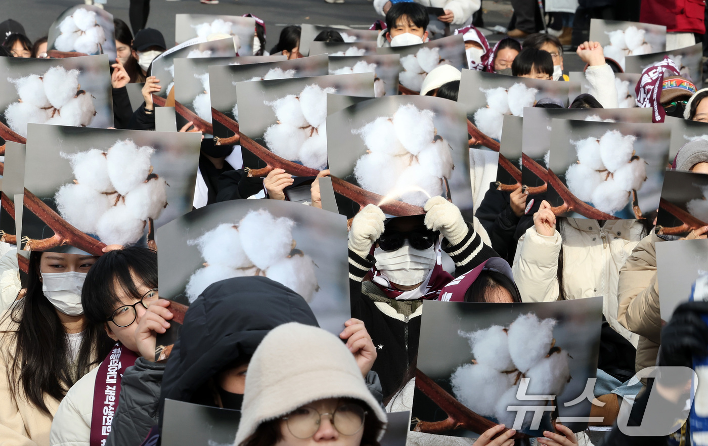 (서울=뉴스1) 이동해 기자 = 동덕여대 재학생들과 참석자들이 3일 오후 서울 안국역 인근에서 재단 규탄 집회를 열고 학교 측의 학생 대상 고소 철회를 촉구하며 목화꽃이 그려진 손 …