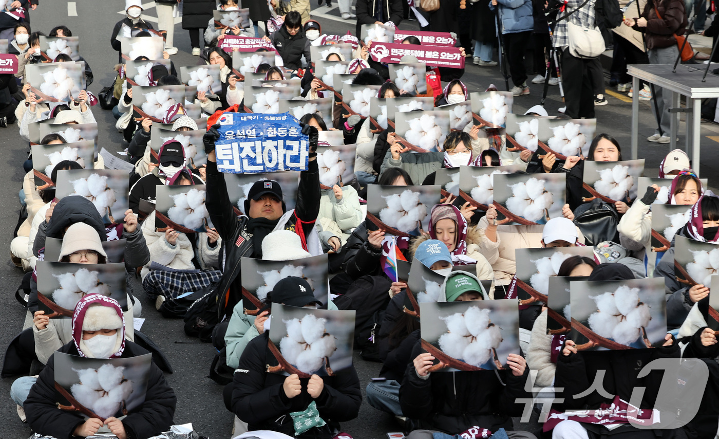 (서울=뉴스1) 이동해 기자 = 동덕여대 재학생들과 참석자들이 3일 오후 서울 안국역 인근에서 재단 규탄 집회를 열고 학교 측의 학생 대상 고소 철회를 촉구하며 목화꽃이 그려진 손 …