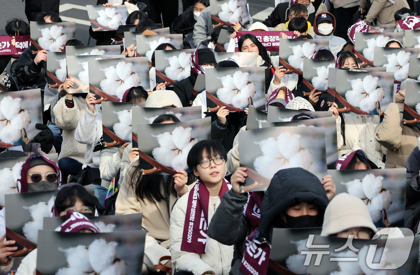 (서울=뉴스1) 이동해 기자 = 동덕여대 재학생들과 참석자들이 3일 오후 서울 안국역 인근에서 재단 규탄 집회를 열고 학교 측의 학생 대상 고소 철회를 촉구하며 목화꽃이 그려진 손 …