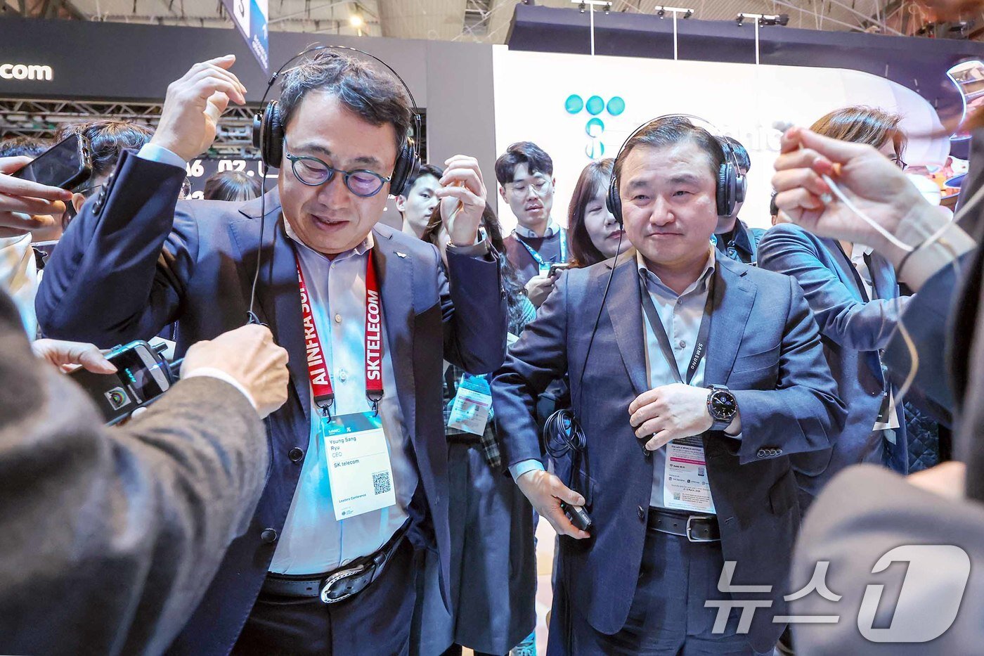 본문 이미지 - 노태문 삼성전자 사장&#40;오른쪽&#41;과 유영상 SKT 대표가 3일&#40;현지시간&#41; 스페인 바르셀로나 피라 그란 비아 전시장에서 열린 &#39;모바일 월드 콩그레스&#40;MWC&#41; 2025&#39; 삼성전자 부스에서 만나 헤드셋을 착용하고 있다. MWC는 전세계 800여 개의 이동통신사가 참여하는 세계이동통신사업자연합회&#40;GSMA&#41;가 주관하는 행사로, 미국과 독일에서 각각 열리는 CES, IFA와 함께 3대 전자·IT 전시회로 꼽힌다. 올해 MWC에 참가하는 한국 기업은 187곳으로 지난해보다 22곳이 늘었다. 2025.3.3/뉴스1 ⓒ News1 민경석 기자