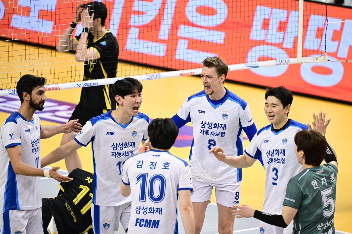 본문 이미지 - 득점 후 기뻐하는 삼성화재 선수들&#40;KOVO제공&#41; 