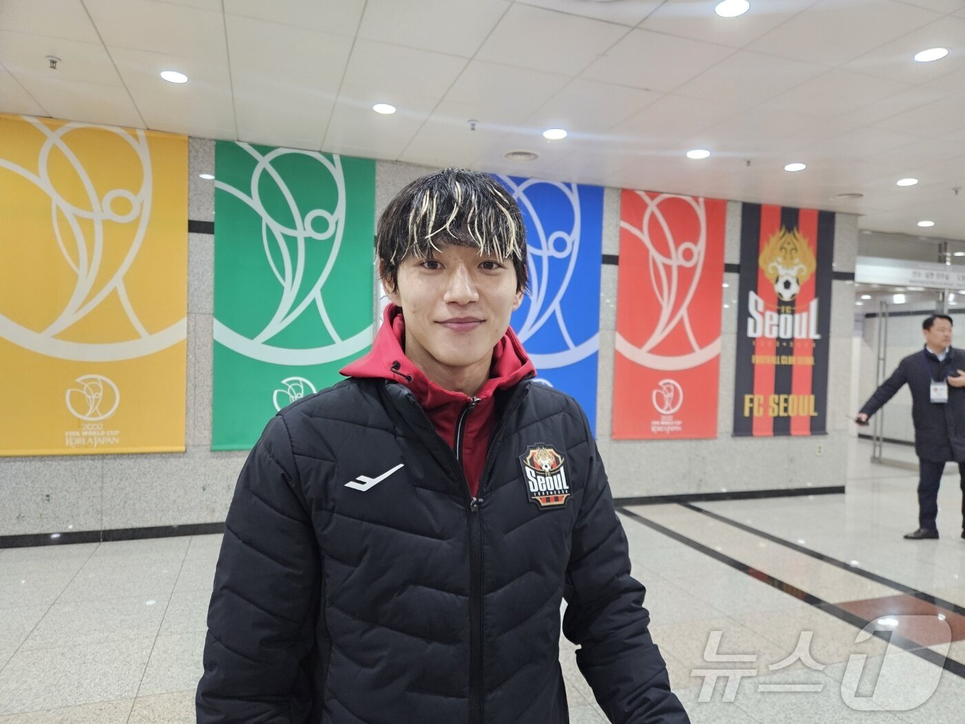 본문 이미지 -  '빙상 잔디'에서 뛰어 두 발목을 모두 다친 정승원ⓒ News1 안영준 기자