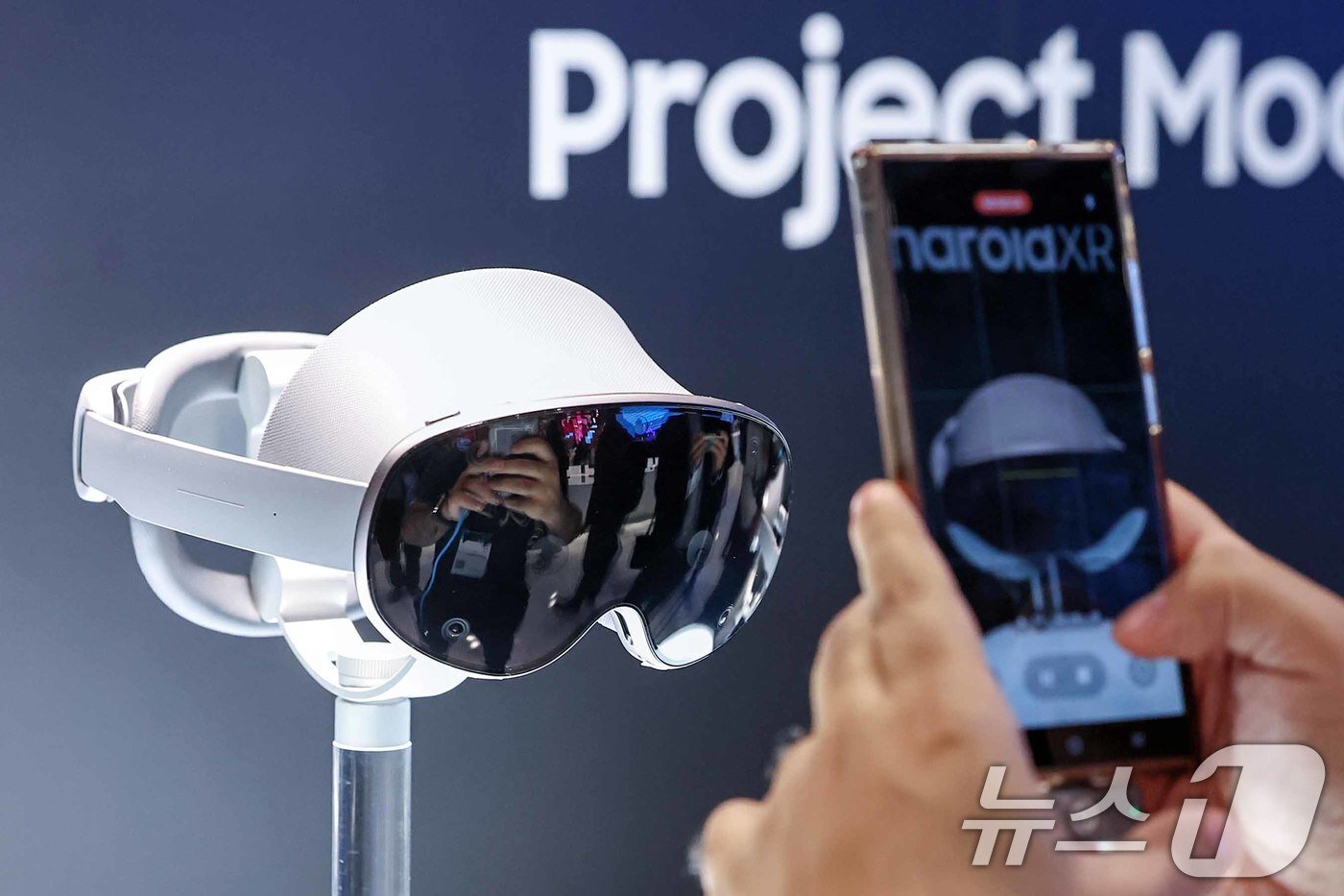본문 이미지 - 3일&#40;현지시간&#41; 스페인 바르셀로나 피라 그란 비아 전시장에서 열린 &#39;모바일 월드 콩그레스&#40;MWC&#41; 2025&#39;를 찾은 관람객들이 삼성전자 부스에서 &#39;안드로이드XR 프로젝트 무한&#39;을 살펴보고 있다. 2025.3.3/뉴스1 ⓒ News1 민경석 기자