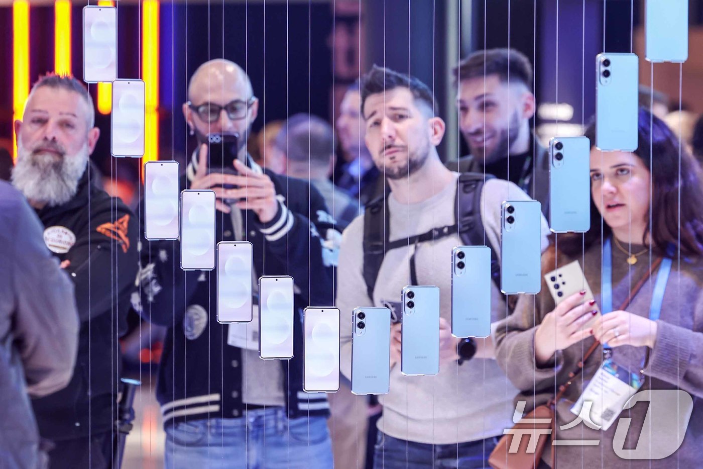 (바르셀로나(스페인)=뉴스1) 민경석 기자 = 3일(현지시간) 스페인 바르셀로나 피라 그란 비아 전시장에서 열린 '모바일 월드 콩그레스(MWC) 2025'를 찾은 관람객들이 삼성전 …