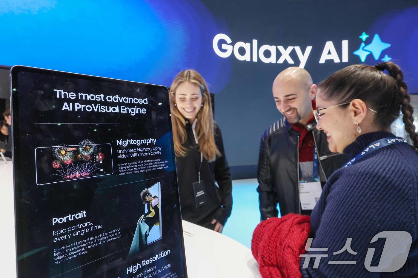 (바르셀로나(스페인)=뉴스1) 민경석 기자 = 3일(현지시간) 스페인 바르셀로나 피라 그란 비아 전시장에서 열린 '모바일 월드 콩그레스(MWC) 2025'를 찾은 관람객들이 삼성전 …