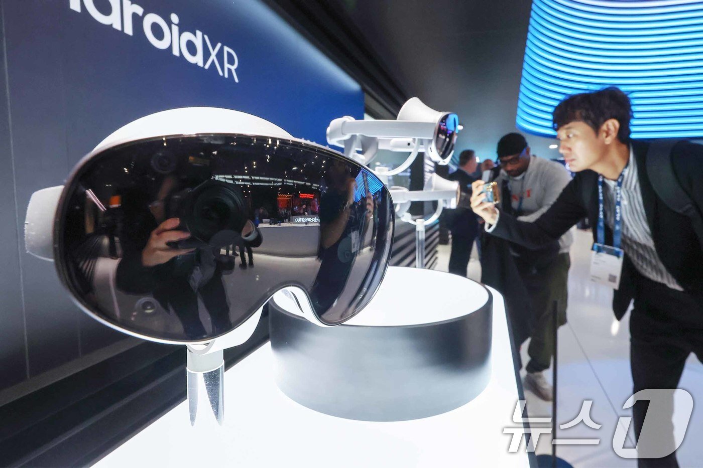 본문 이미지 - 3일(현지시간) 스페인 바르셀로나 피라 그란 비아 전시장에서 열린 '모바일 월드 콩그레스(MWC) 2025'를 찾은 관람객들이 삼성전자 부스에서 '안드로이드XR 프로젝트 무한'을 살펴보고 있다. 2025.3.3/뉴스1 ⓒ News1 민경석 기자