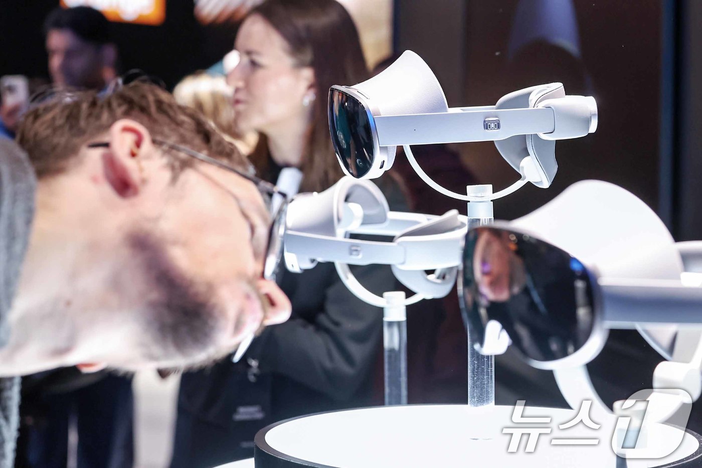 (바르셀로나(스페인)=뉴스1) 민경석 기자 = 3일(현지시간) 스페인 바르셀로나 피라 그란 비아 전시장에서 열린 '모바일 월드 콩그레스(MWC) 2025'를 찾은 관람객들이 삼성전 …