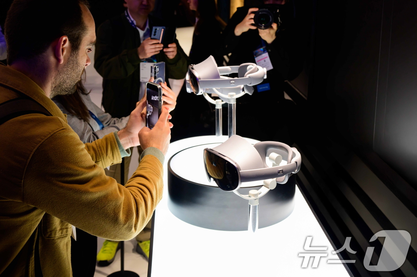 (서울=뉴스1) = 세계 최대 이동통신 전시회 '모바일 월드 콩그레스(MWC) 2025'가 개막한 3일(현지시간) 스페인 바르셀로나 피라 그란 비아 전시장 삼성전자 부스에서 관람객 …