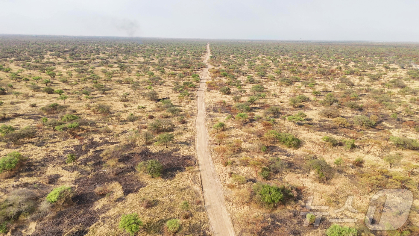 (서울=뉴스1) = 합참은 남수단의 항구적 평화를 위해 파견한 남수단재건지원단(한빛부대)가 2013년 3월 31일 첫 파병으로부터 12주년을 맞았다고 30일 밝혔다.사진은 주보급로 …