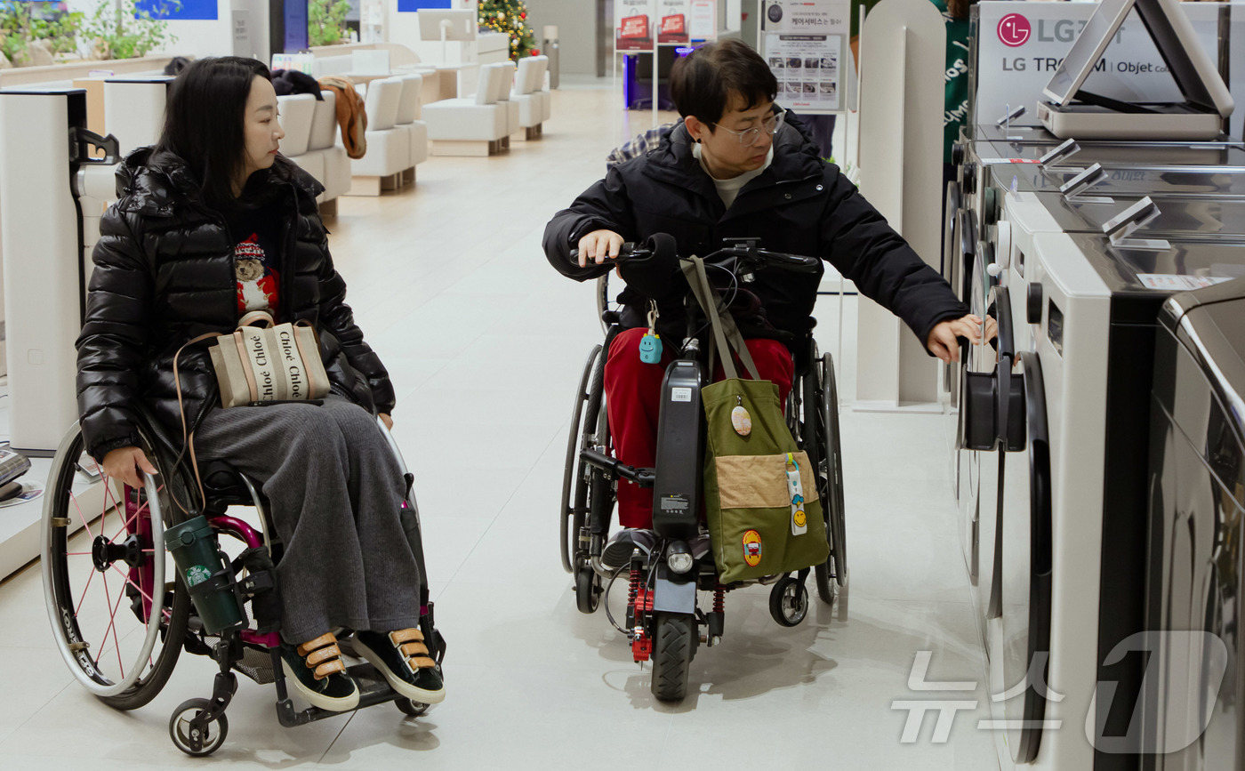 (서울=뉴스1) = LG전자가 특허청과 손 잡고 장애인의 가전 사용 접근성 개선을 위한 발굴에 나선다고 30일 밝혔다사진은 LG전자의 가전제품 접근성 개선 커뮤니티 '볼드 무브(B …