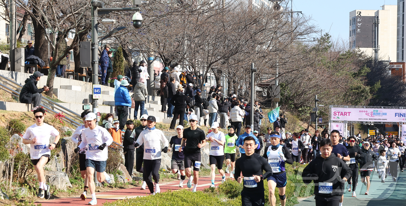 (서울=뉴스1) 김도우 기자 = 30일 오전 서울 은평구 불광천에서 열린 '2025 은평 불광천 벚꽃마라톤 대회'에서 참가자들이 힘차게 달리고 있다. 2025.3.30/뉴스1