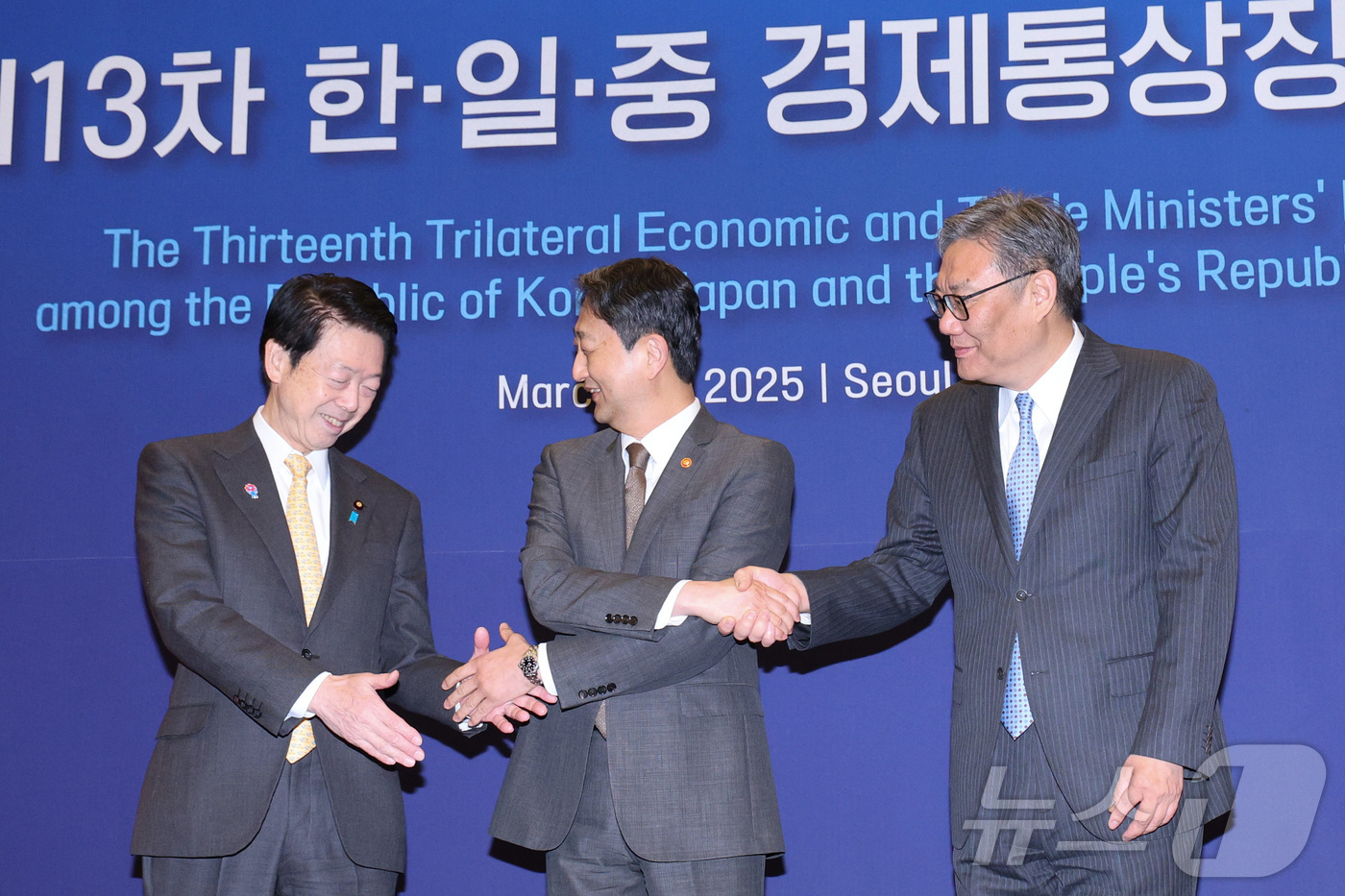 (서울=뉴스1) 신웅수 기자 = 안덕근 산업통상자원부 장관(가운데)이 30일 오전 서울 중구 대한상공회의소에서 열린 제13차 한·일·중 경제통상장관회의에서 무토 요지 일본 경제산업 …
