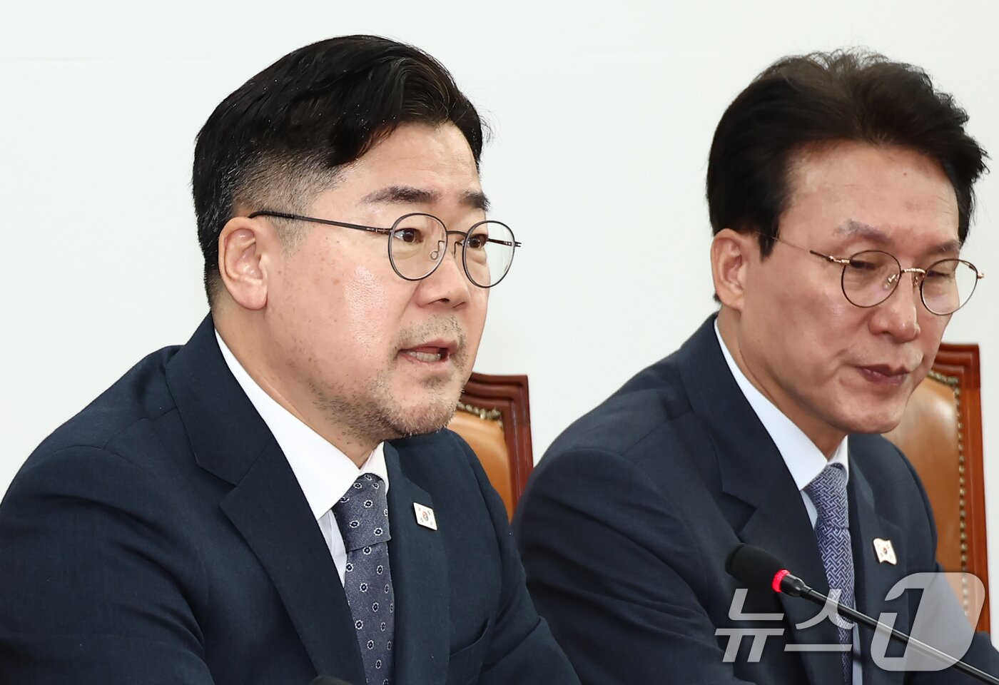 본문 이미지 - 박찬대 더불어민주당 원내대표가 30일 오전 서울 여의도 국회에서 열린 기자간담회에서 발언하고 있다. 오른쪽은 김민석 수석 최고위원. 2025.3.30/뉴스1 ⓒ News1 김민지 기자