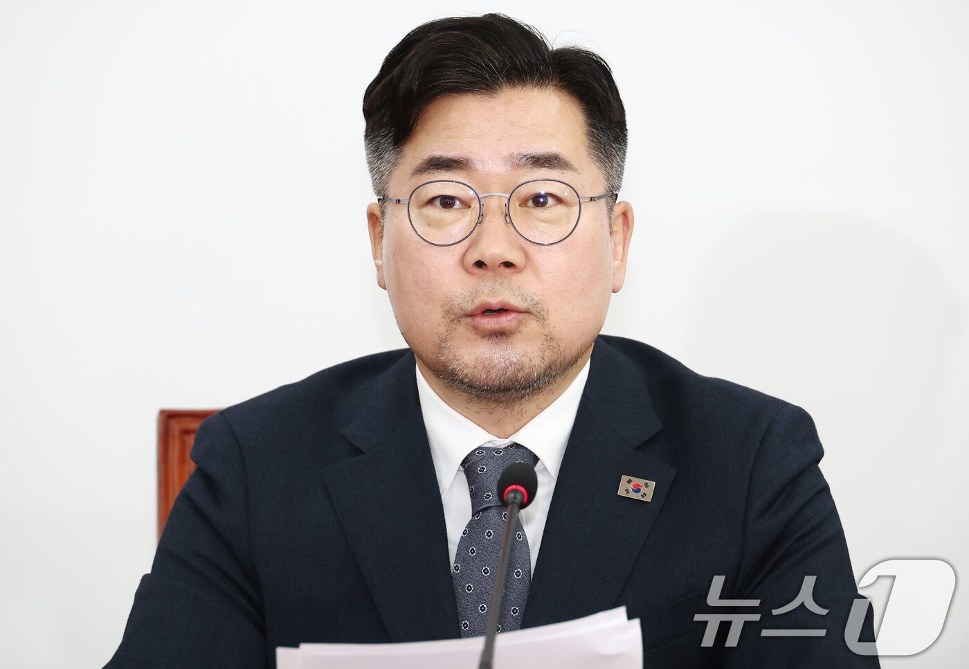 본문 이미지 - 박찬대 더불어민주당 원내대표가 30일 오전 서울 여의도 국회에서 열린 기자간담회에서 발언하고 있다. 2025.3.30/뉴스1 ⓒ News1 김민지 기자