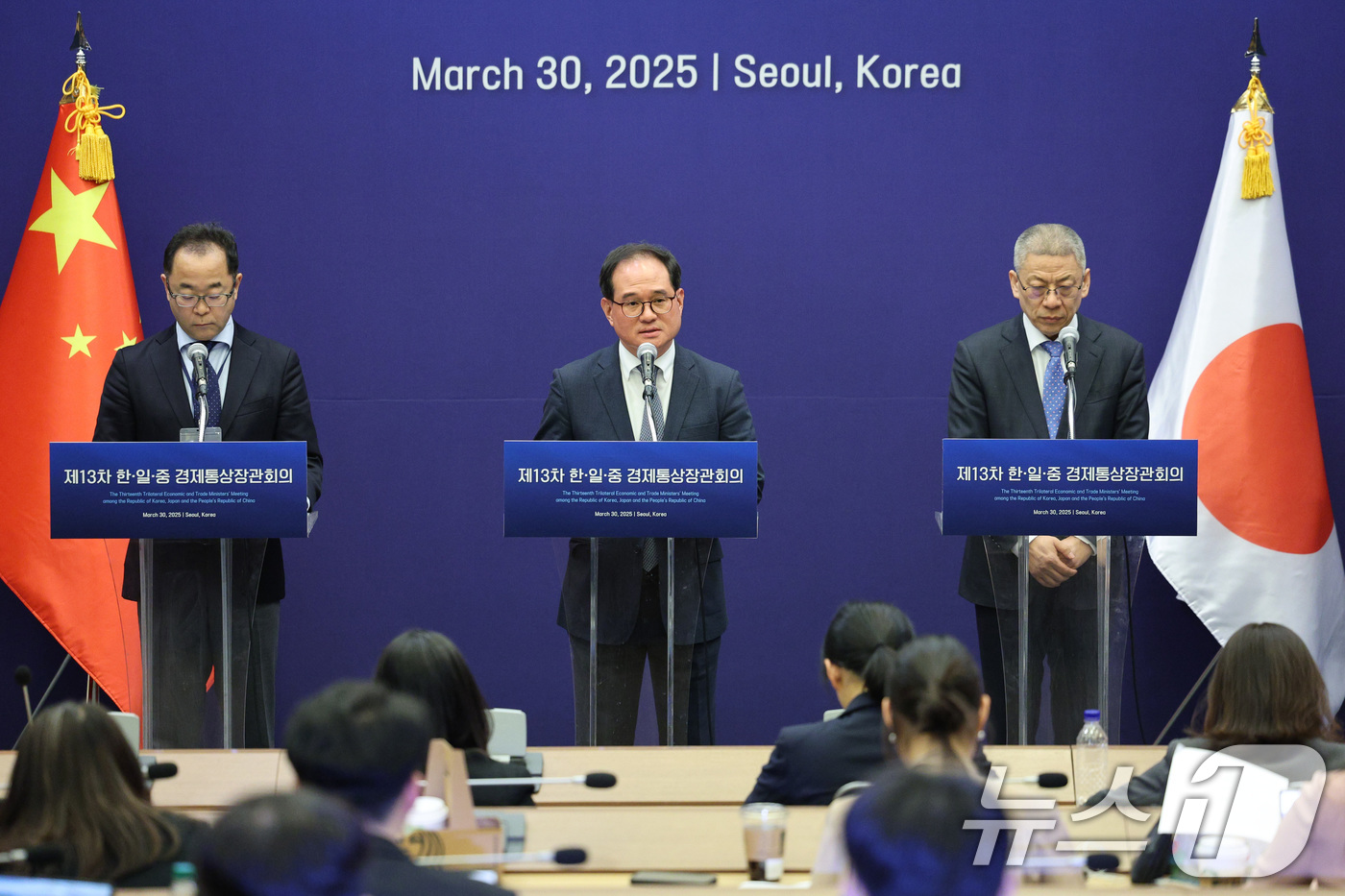 (서울=뉴스1) 신웅수 기자 = 김종철 산업통상자원부 통상협력국장(가운데)과 고미야마 야스지 일본 경제산업성 통상정책교섭관(왼쪽), 왕리핑 중국 상마부 아주사장이 30일 오전 서울 …