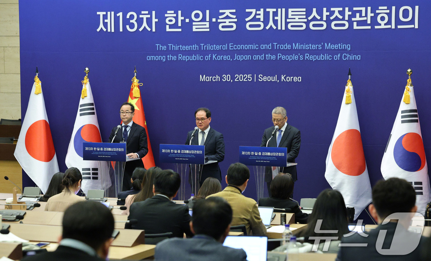 (서울=뉴스1) 신웅수 기자 = 김종철 산업통상자원부 통상협력국장(가운데)과 고미야마 야스지 일본 경제산업성 통상정책교섭관(왼쪽), 왕리핑 중국 상마부 아주사장이 30일 오전 서울 …