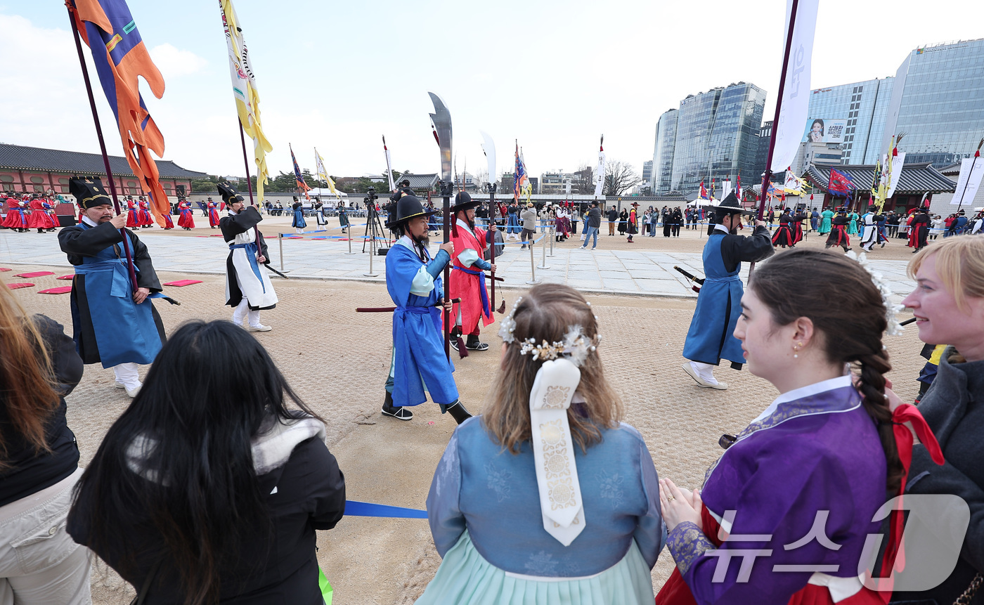 (서울=뉴스1) 김성진 기자 = 30일 서울 종로구 경복궁 흥례문 앞 광장에서 '2025 전국 수문장 임명의식'이 진행되고 있다.전국 수문장 임명의식은 조선왕조실록 예종 1년(14 …