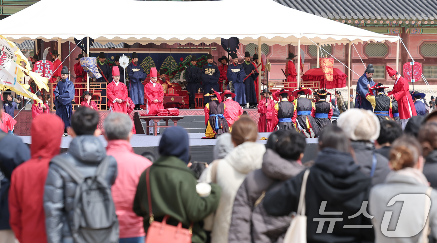 (서울=뉴스1) 김성진 기자 = 30일 서울 종로구 경복궁 흥례문 앞 광장에서 '2025 전국 수문장 임명의식'이 진행되고 있다.전국 수문장 임명의식은 조선왕조실록 예종 1년(14 …