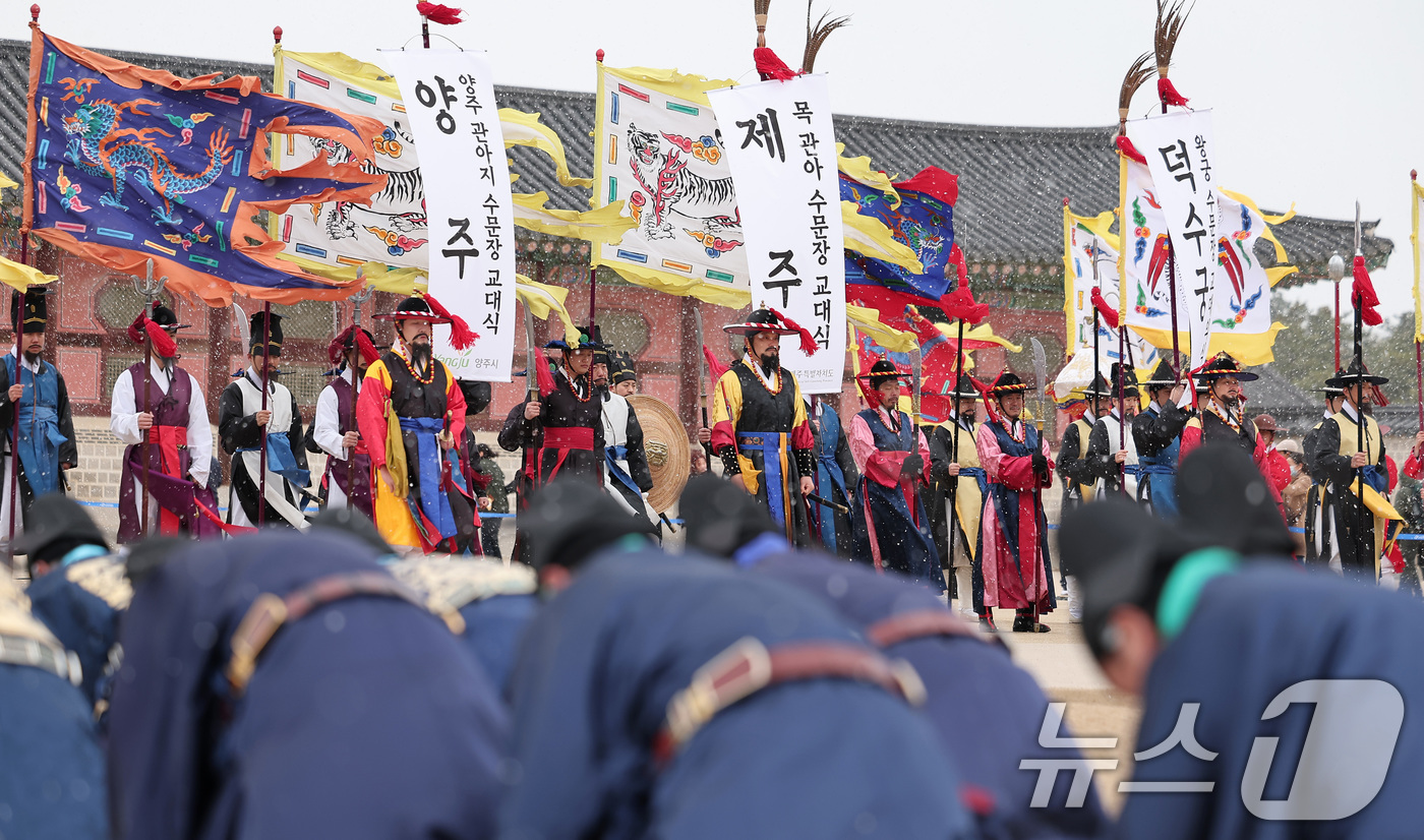 (서울=뉴스1) 김성진 기자 = 30일 서울 종로구 경복궁 흥례문 앞 광장에서 '2025 전국 수문장 임명의식'이 진행되고 있다.전국 수문장 임명의식은 조선왕조실록 예종 1년(14 …