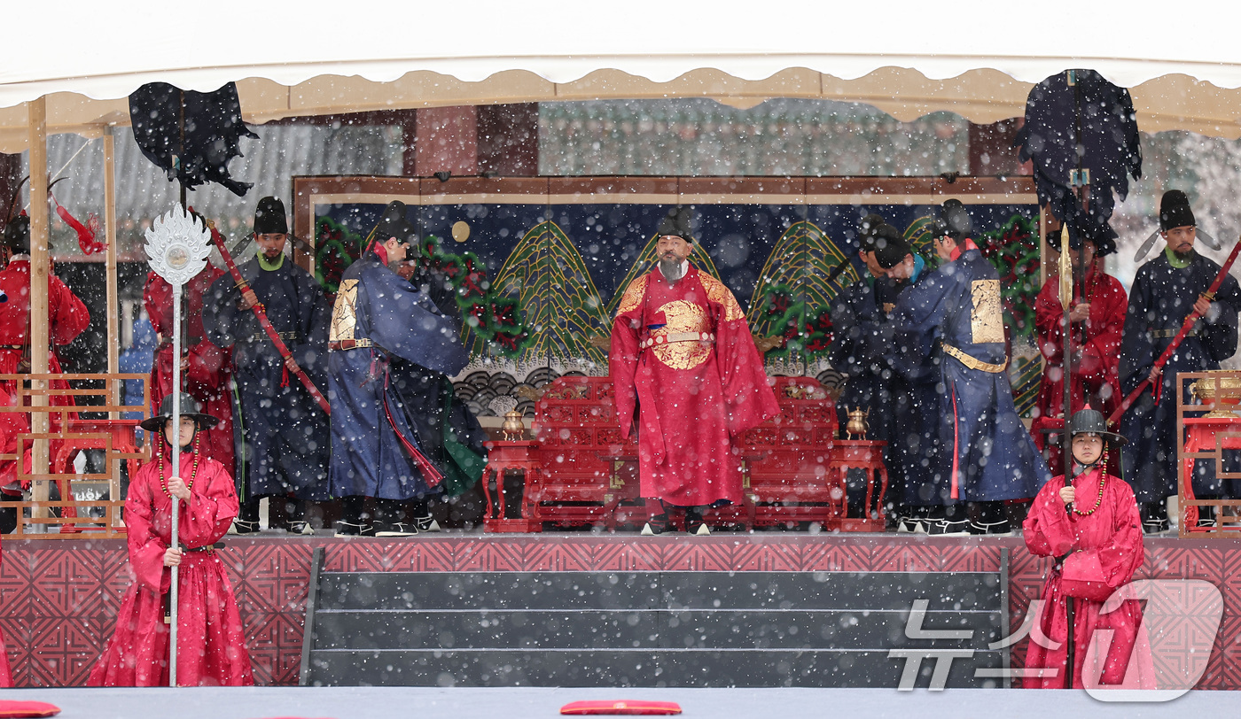 (서울=뉴스1) 김성진 기자 = 30일 서울 종로구 경복궁 흥례문 앞 광장에서 '2025 전국 수문장 임명의식'이 진행되고 있다.전국 수문장 임명의식은 조선왕조실록 예종 1년(14 …