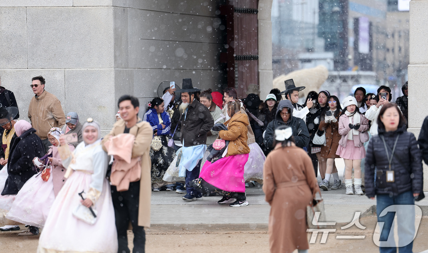 (서울=뉴스1) 김성진 기자 = 눈발이 날린 30일 서울 종로구 경복궁 흥례문 광장에서 외국인 관광객들이 발걸음을 옮기고 있다.  2025.3.30/뉴스1