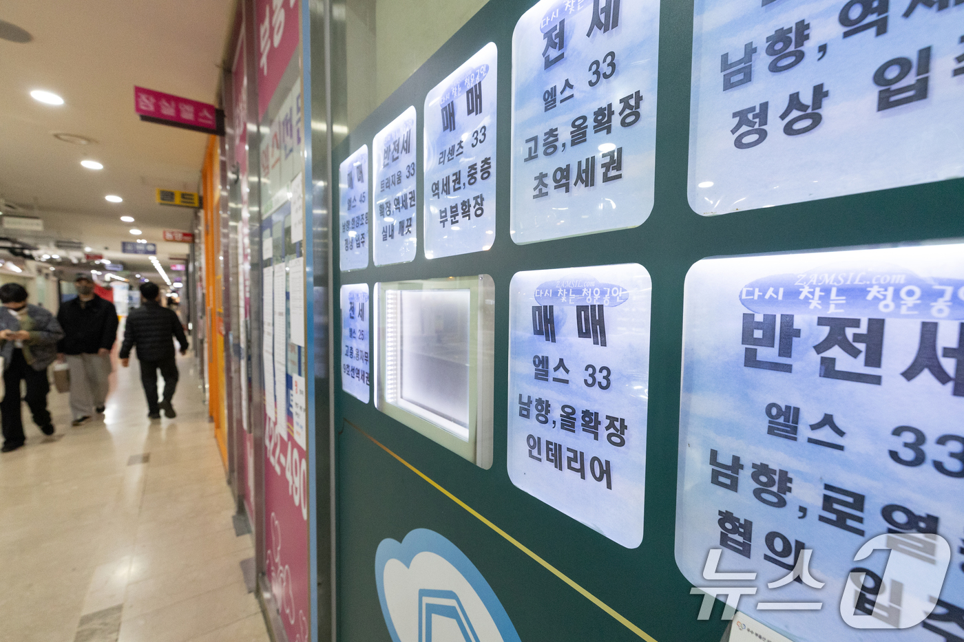 (서울=뉴스1) 이승배 기자 = 토지거래허가구역(토허제)으로 확대 지정된 서울 강남3구와 송파구 매물이 일주일새 급감했다. 부동산 빅데이터 업체 아실(아파트 실거래가)에 따르면 2 …