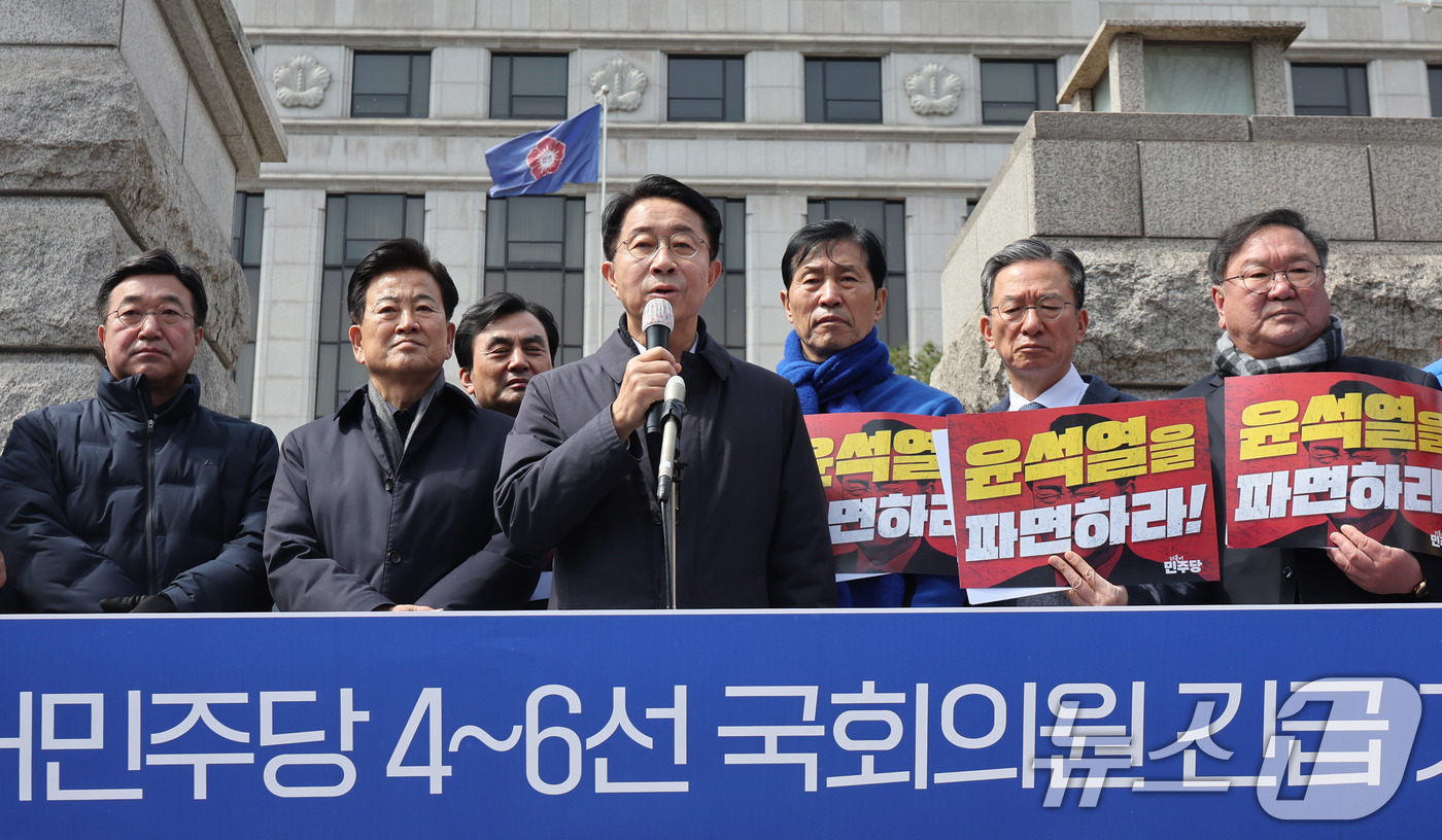 (서울=뉴스1) 박지혜 기자 = 30일 서울 종로구 헌법재판소 앞에서 열린 더불어민주당 4·5·6선 국회의원 긴급 기자회견에서 6선 대표 조정식 의원이 발언하고 있다.더불어민주당 …