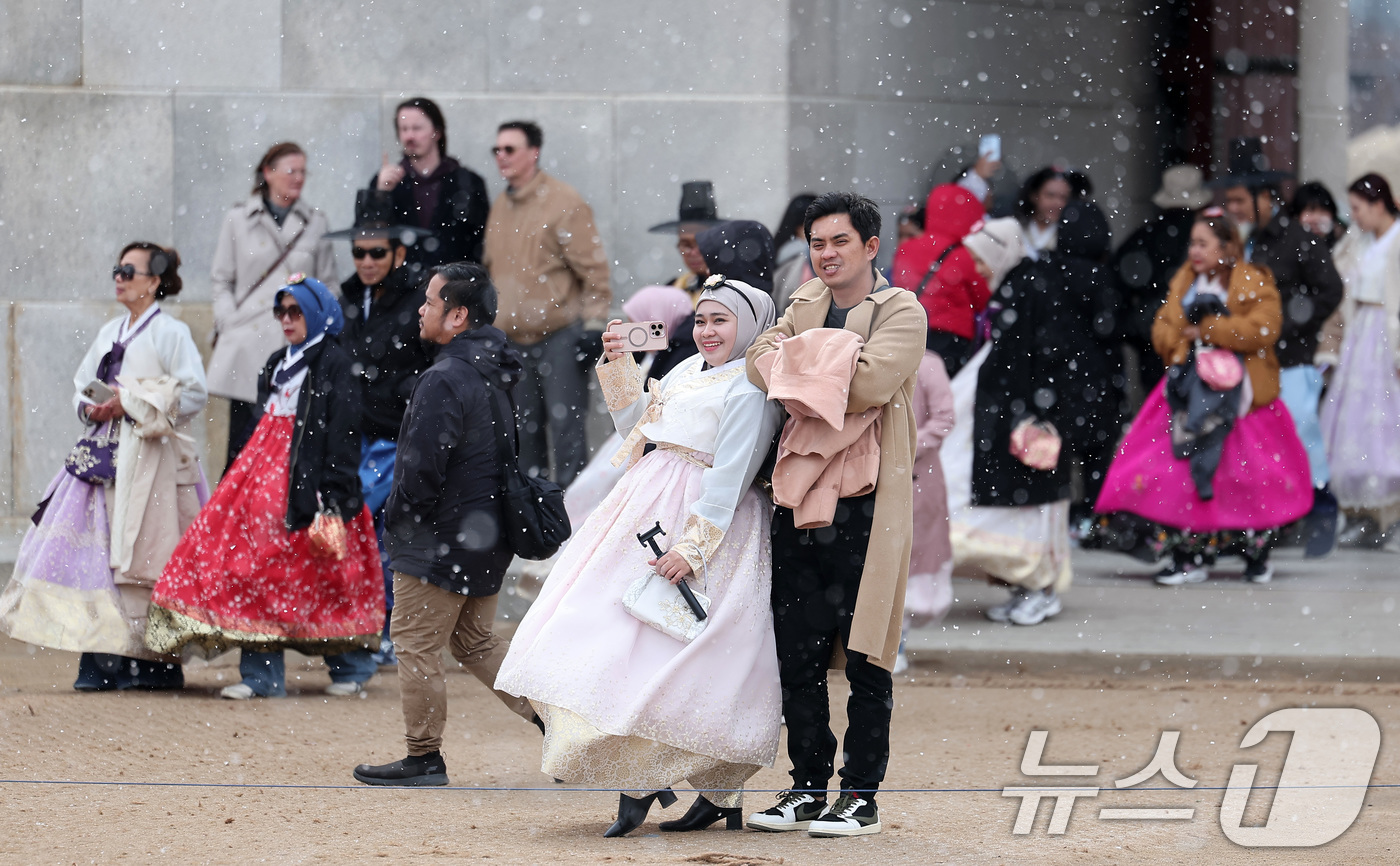 (서울=뉴스1) 김성진 기자 = 눈발이 날린 30일 서울 종로구 경복궁 흥례문 광장에서 외국인 관광객들이 발걸음을 옮기고 있다. 2025.3.30/뉴스1
