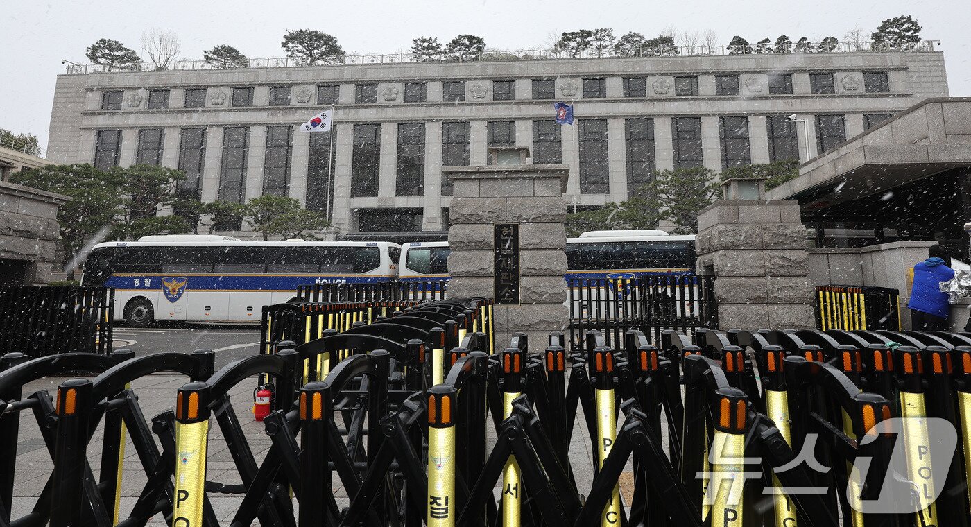 본문 이미지 - 윤석열 대통령에 대한 헌법재판소의 탄핵 심판이 소추일 기준으로 100일을 훌쩍 넘기며 연일 최장 기록을 경신하고 있는 가운데 30일 서울 종로구 헌재에 눈이 내리고 있다. 2025.3.30/뉴스1 ⓒ News1 박지혜 기자