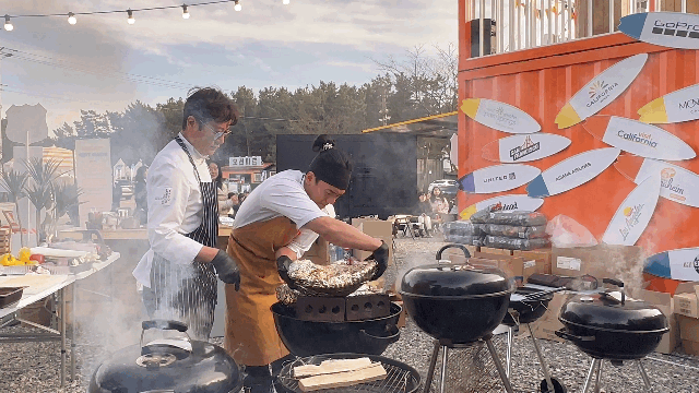 본문 이미지 - 미국식 바비큐 요리를 선보이는 김세경 셰프&#40;왼쪽&#41; ⓒ 뉴스1 윤슬빈 기자