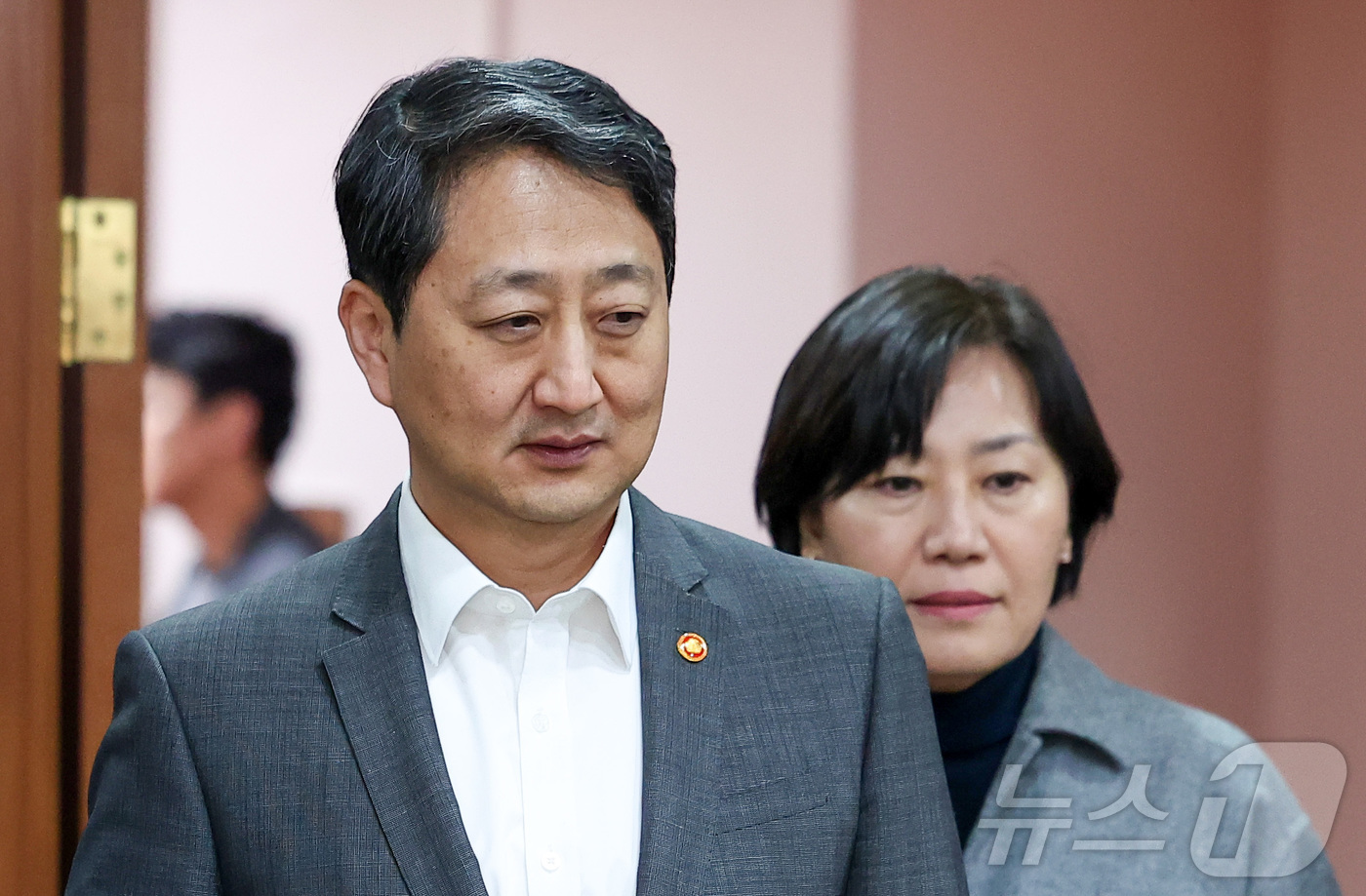 (서울=뉴스1) 김성진 기자 = 안덕근 산업통상자원부 장관(왼쪽)과 송미령 농림축산식품부 장관이 30일 서울 종로구 정부서울청사에서 열린 긴급현안 관련 경제관계장관간담회에 참석하고 …