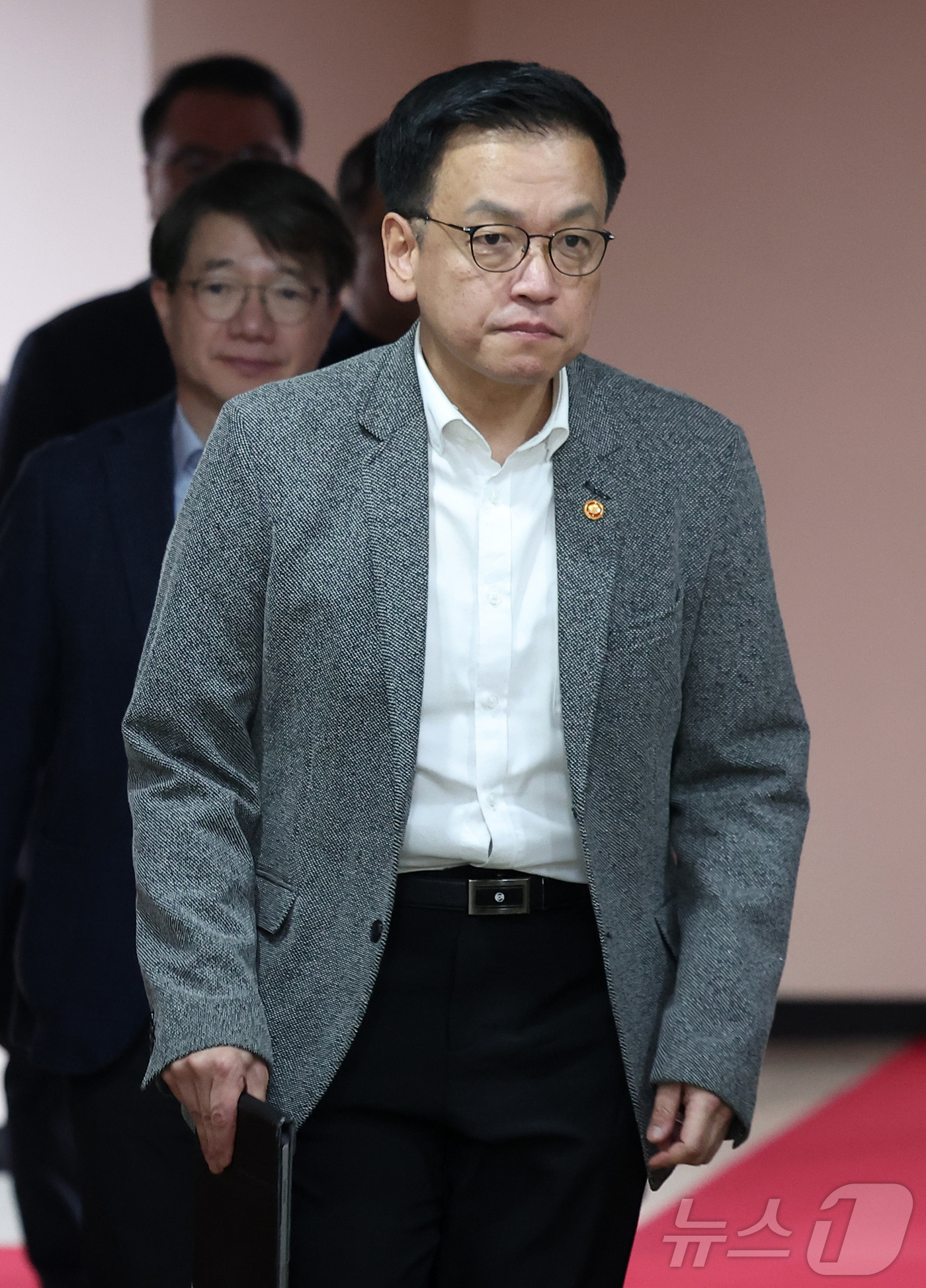 (서울=뉴스1) 김성진 기자 = 최상목 경제부총리 겸 기획재정부 장관이 30일 서울 종로구 정부서울청사에서 열린 긴급현안 관련 경제관계장관간담회에 참석하고 있다.