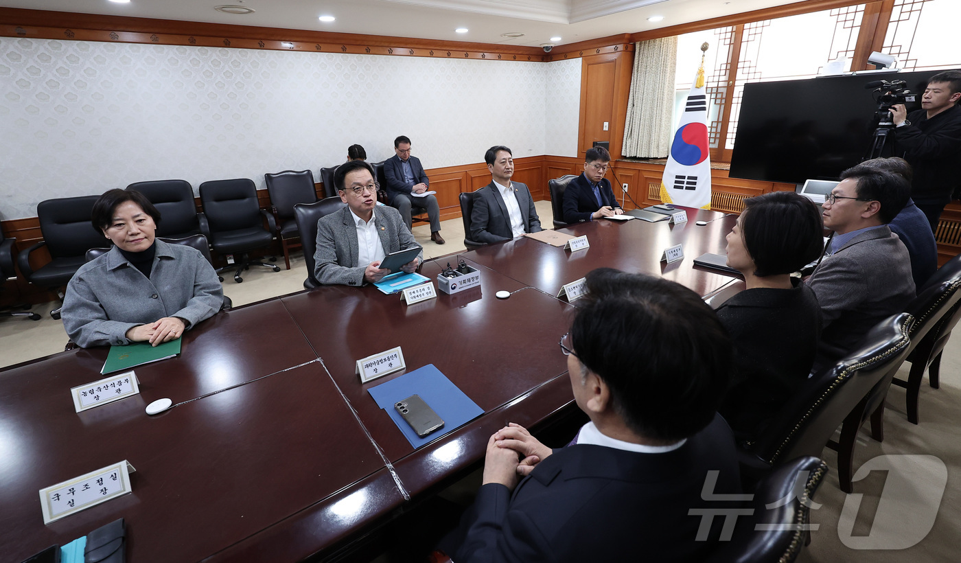 (서울=뉴스1) 김성진 기자 = 최상목 경제부총리 겸 기획재정부 장관이 30일 서울 종로구 정부서울청사에서 열린 긴급현안 관련 경제관계장관간담회에서 모두발언을 하고 있다.