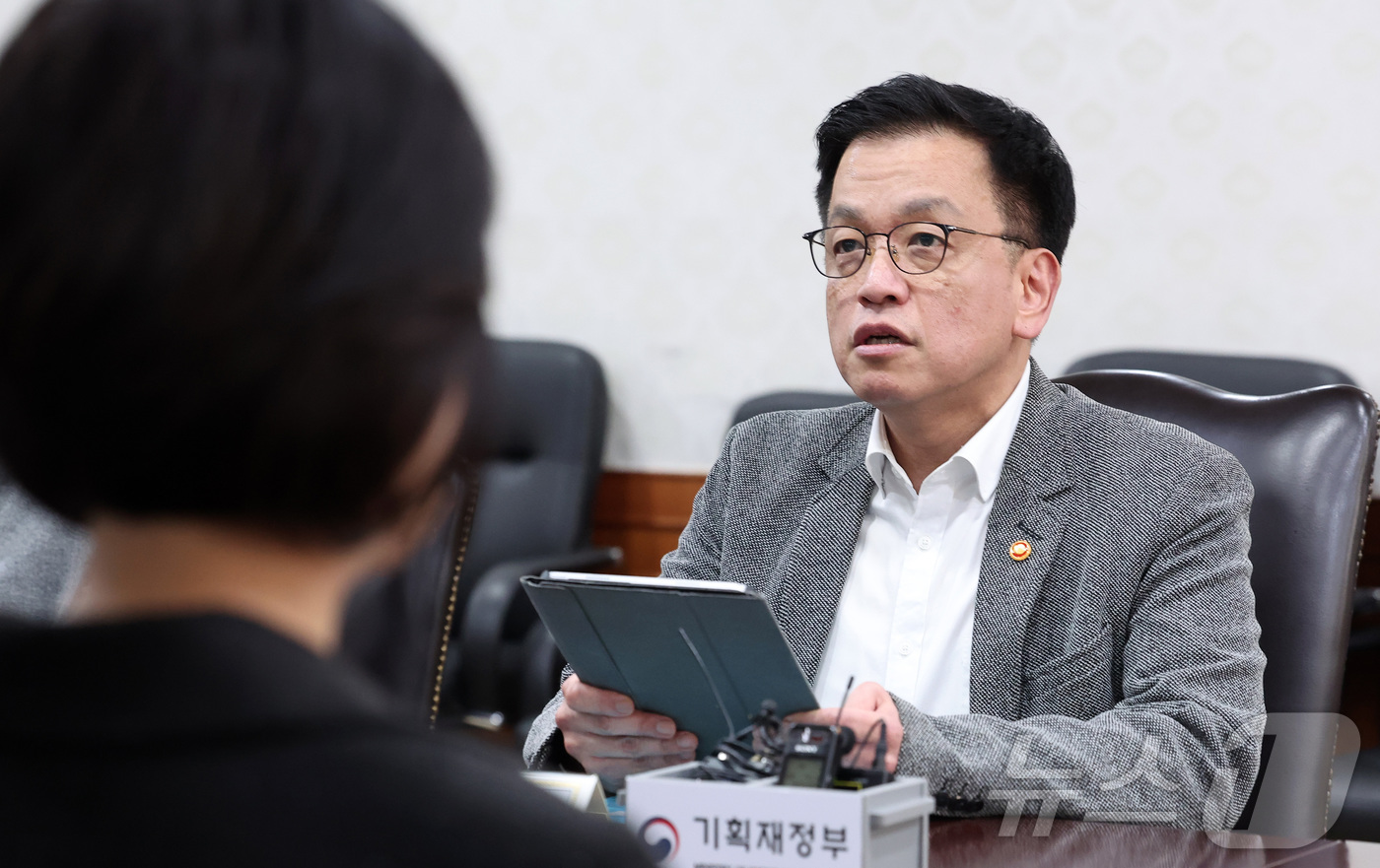 (서울=뉴스1) 김성진 기자 = 최상목 경제부총리 겸 기획재정부 장관이 30일 서울 종로구 정부서울청사에서 열린 긴급현안 관련 경제관계장관간담회에서 모두발언을 하고 있다.