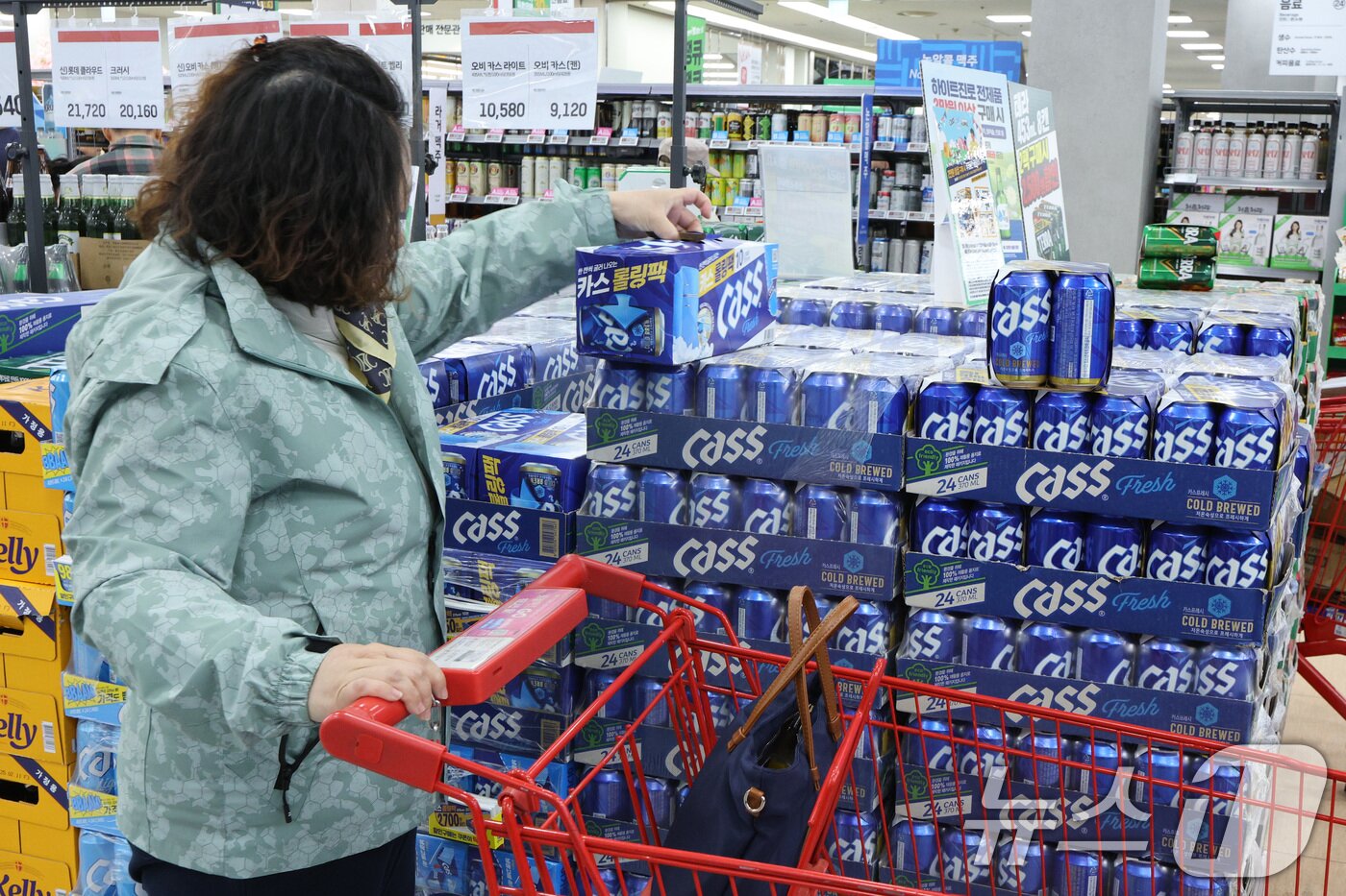본문 이미지 - 서울의 한 대형마트에서 시민들이 카스 맥주를 고르고 있다. /뉴스1 ⓒ News1 