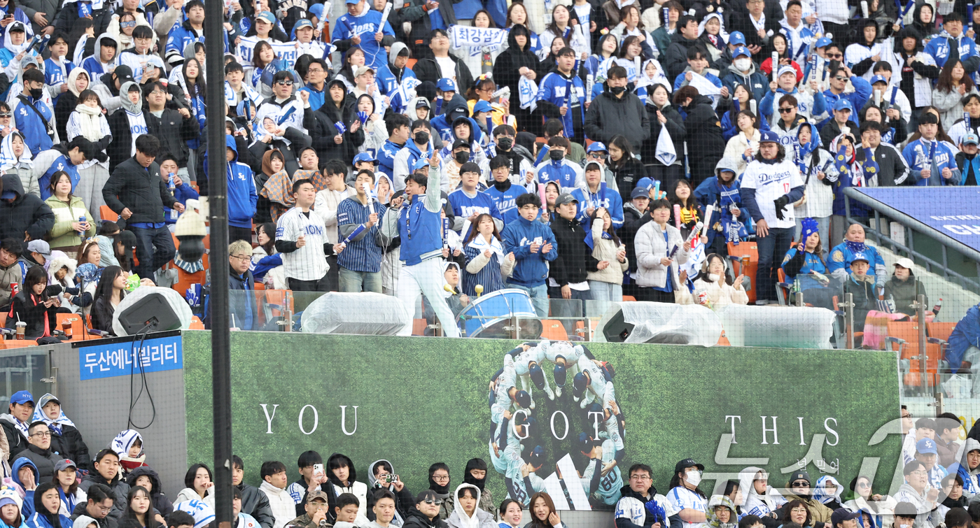 (서울=뉴스1) 이승배 기자 = 30일 오후 서울 송파구 잠실야구장에서 열린 프로야구 '2025 신한 SOL 뱅크 KBO리그' 삼성라이온스와 두산베어스의 경기에서 치어리더 없이 응 …