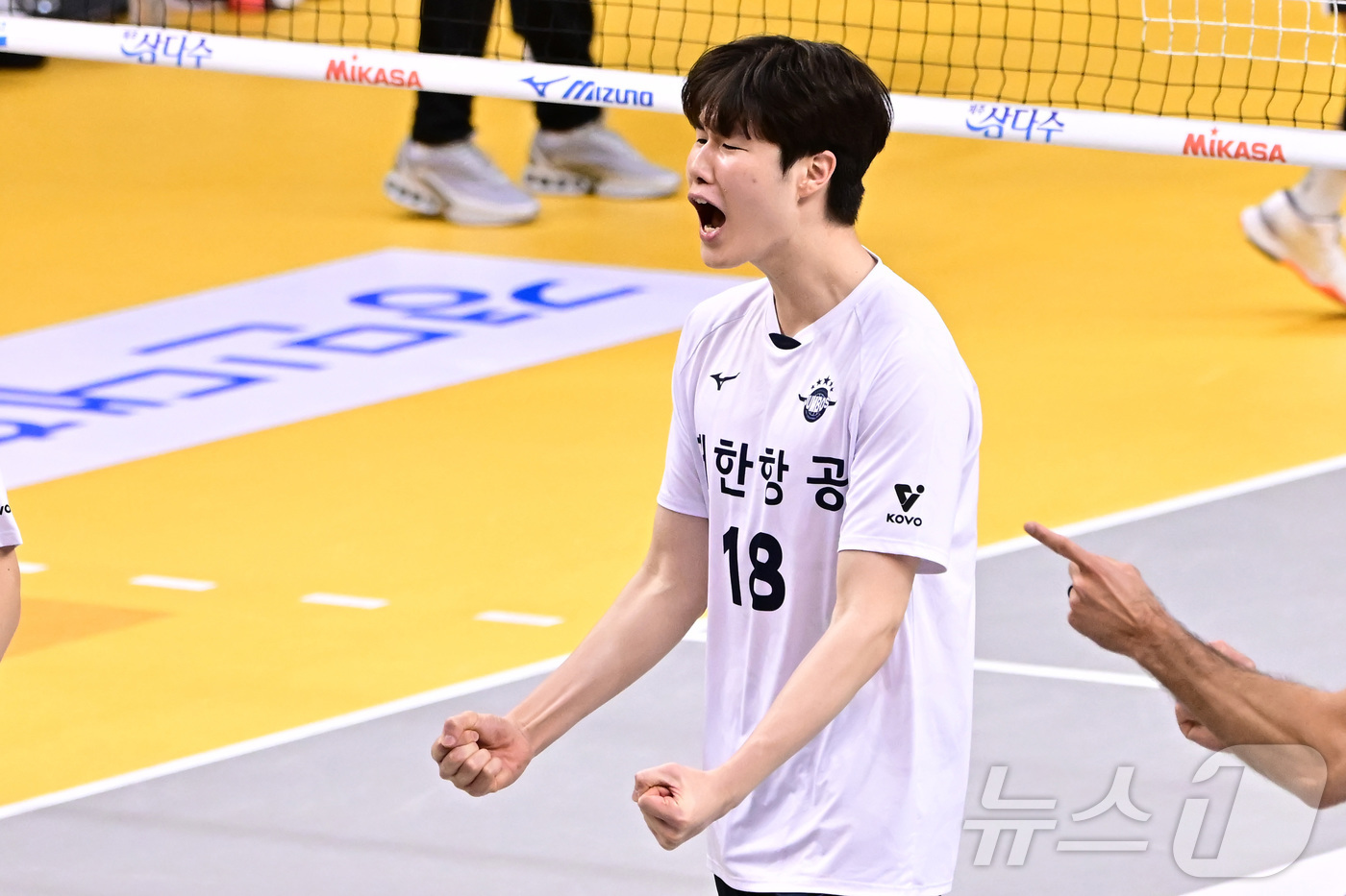 (서울=뉴스1) = 대한항공 최준혁이 30일 경기도 의정부 경민대 기념관에서 열린 도드람 2024~25 V리그 대한항공과 KB손해보험과의 플레이오프 3차전에서 환호하고 있다.대한항 …