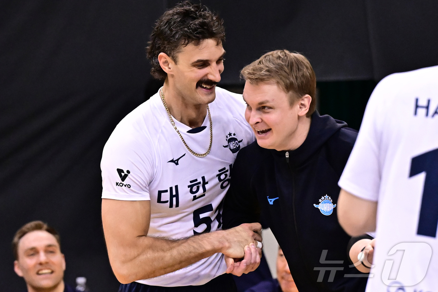 (서울=뉴스1) = 대한항공 카일 러셀과 토미 틸리카이넨 감독이 30일 경기도 의정부 경민대 기념관에서 열린 도드람 2024~25 V리그 대한항공과 KB손해보험과의 플레이오프 3차 …