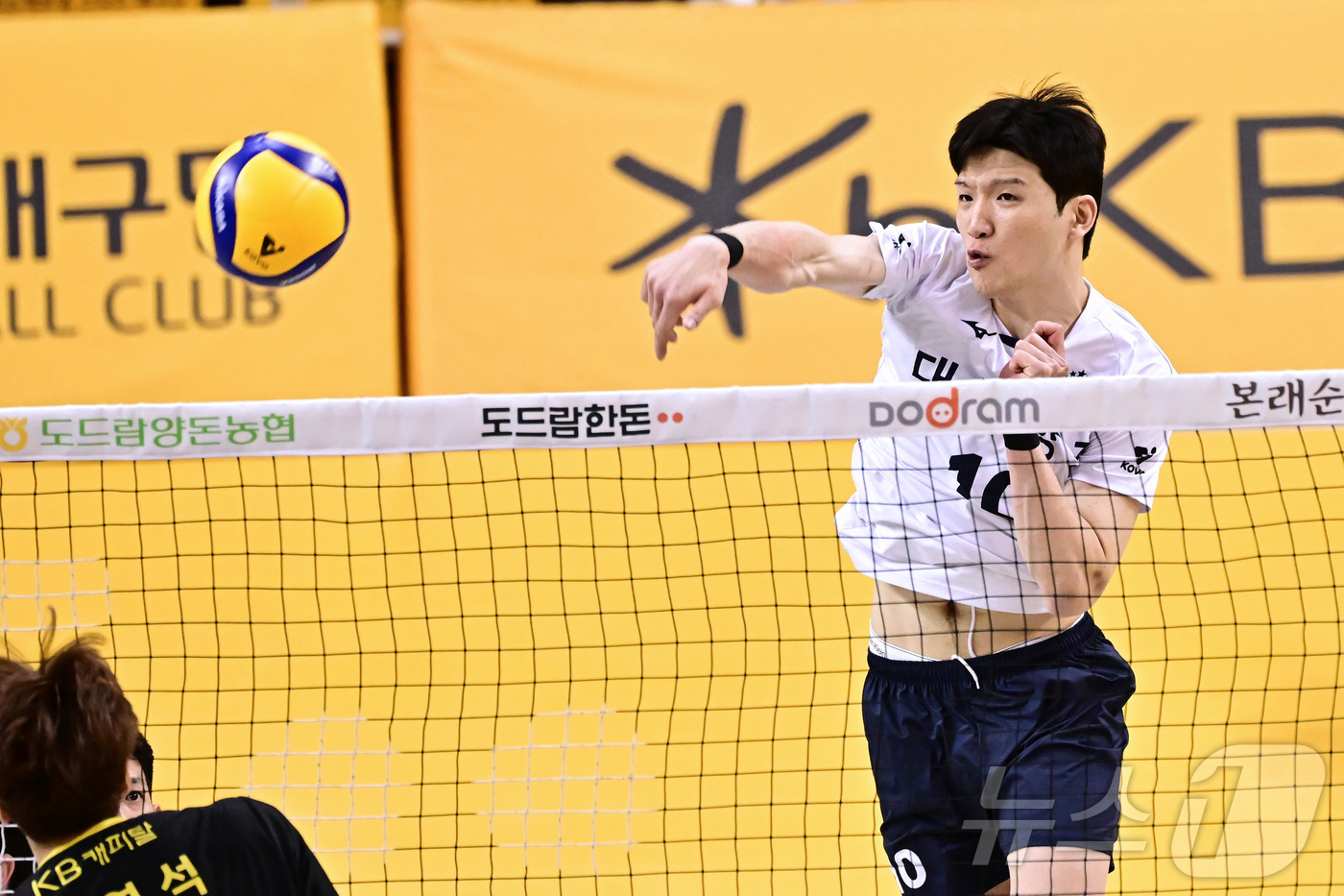 (서울=뉴스1) = 대한항공 정지석이 30일 경기도 의정부 경민대 기념관에서 열린 도드람 2024~25 V리그 대한항공과 KB손해보험과의 플레이오프 3차전에서 스파이크를 때리고 있 …