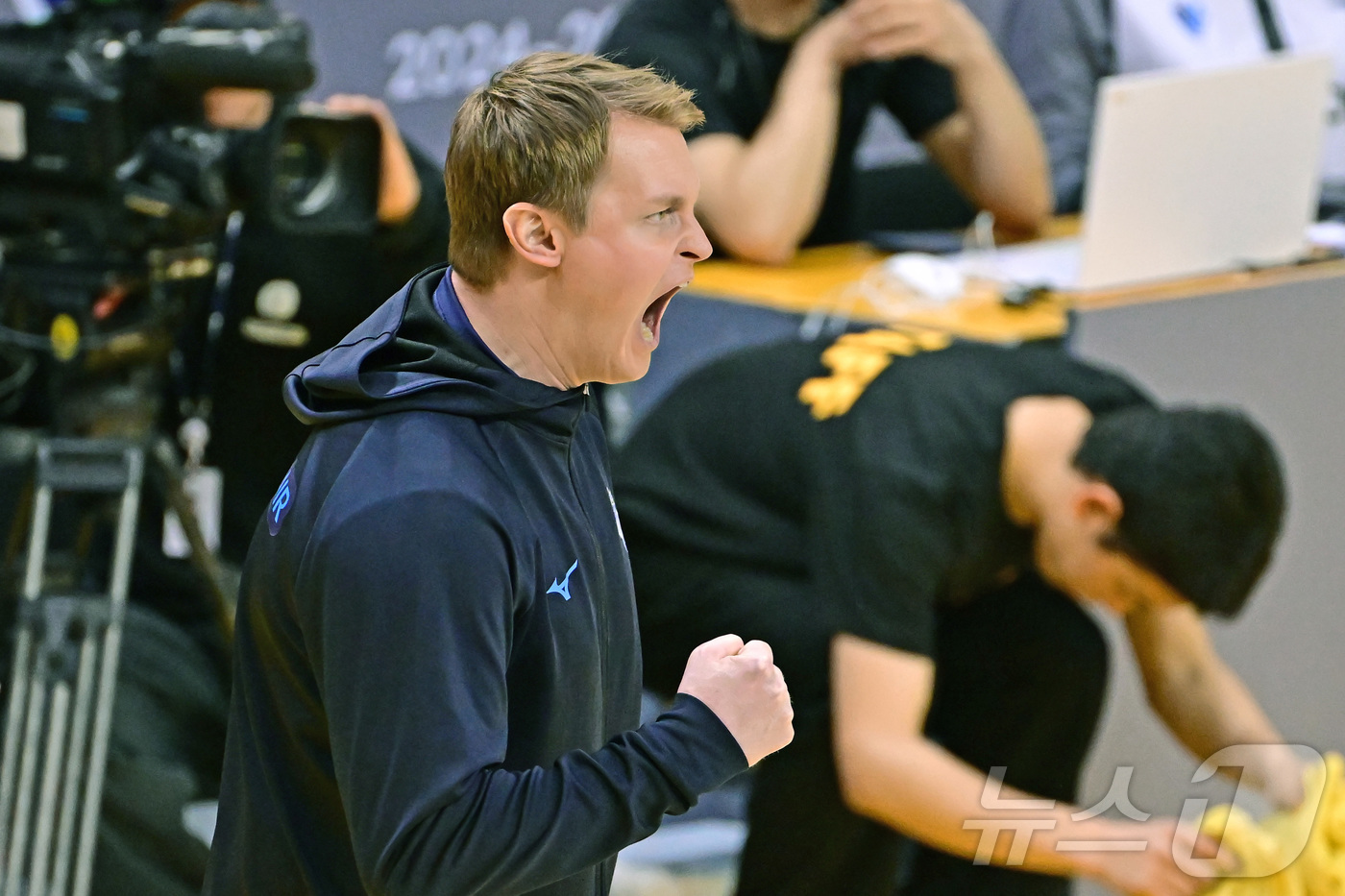 (서울=뉴스1) = 대한항공 토미 틸리카이넨 감독이 30일 경기도 의정부 경민대 기념관에서 열린 도드람 2024~25 V리그 대한항공과 KB손해보험과의 플레이오프 3차전에서 선수들 …