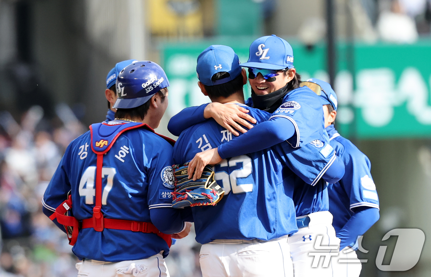 (서울=뉴스1) 이승배 기자 = 30일 오후 서울 송파구 잠실야구장에서 열린 프로야구 '2025 신한 SOL 뱅크 KBO리그' 삼성라이온스와 두산베어스의 경기에서 3대2로 승리한 …