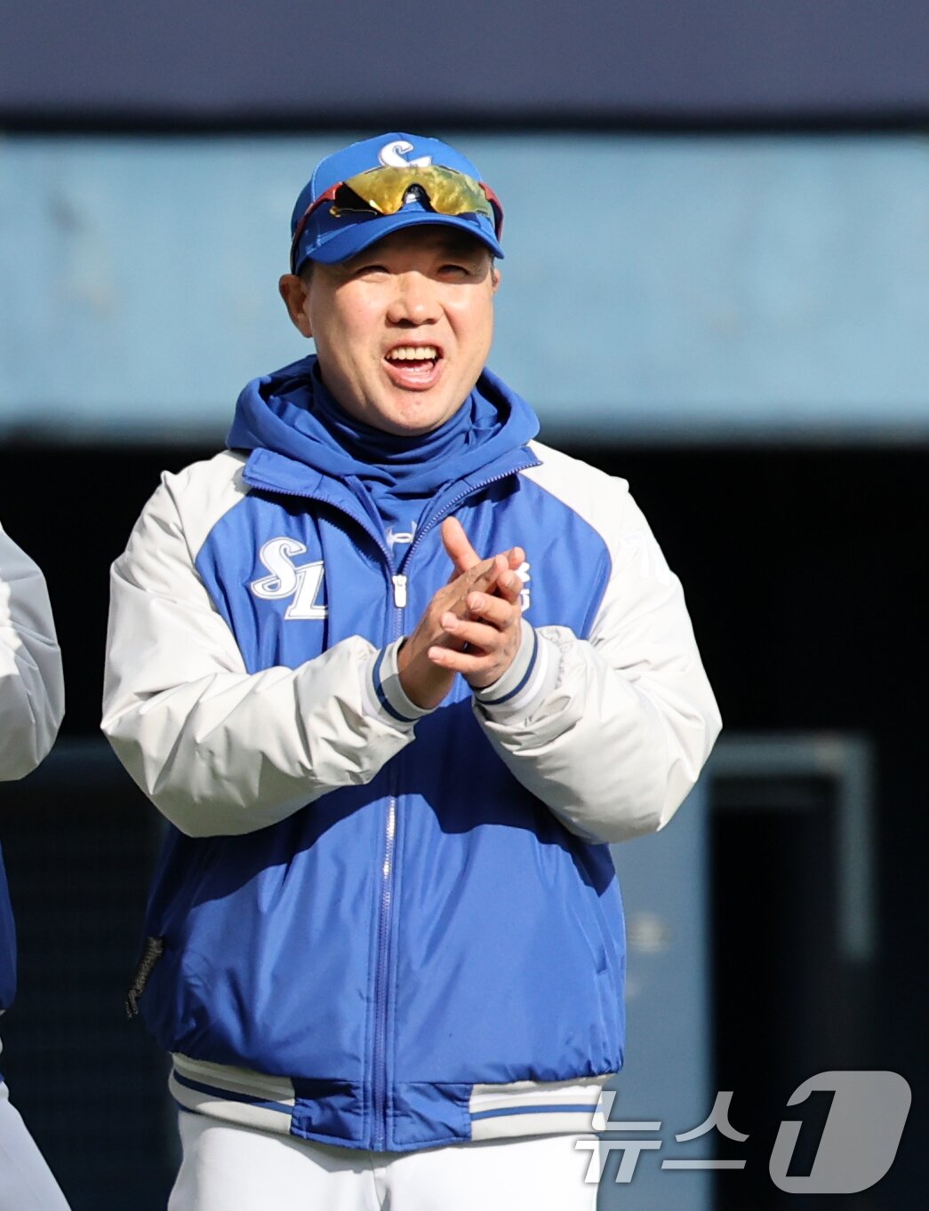 본문 이미지 - 박진만 삼성 감독이 30일 오후 서울 송파구 잠실야구장에서 열린 프로야구 '2025 신한 SOL 뱅크 KBO리그' 삼성라이온스와 두산베어스의 경기에서 3대2로 승리한 선수들을 격려하고 있다. 2025.3.30/뉴스1 ⓒ News1 이승배 기자