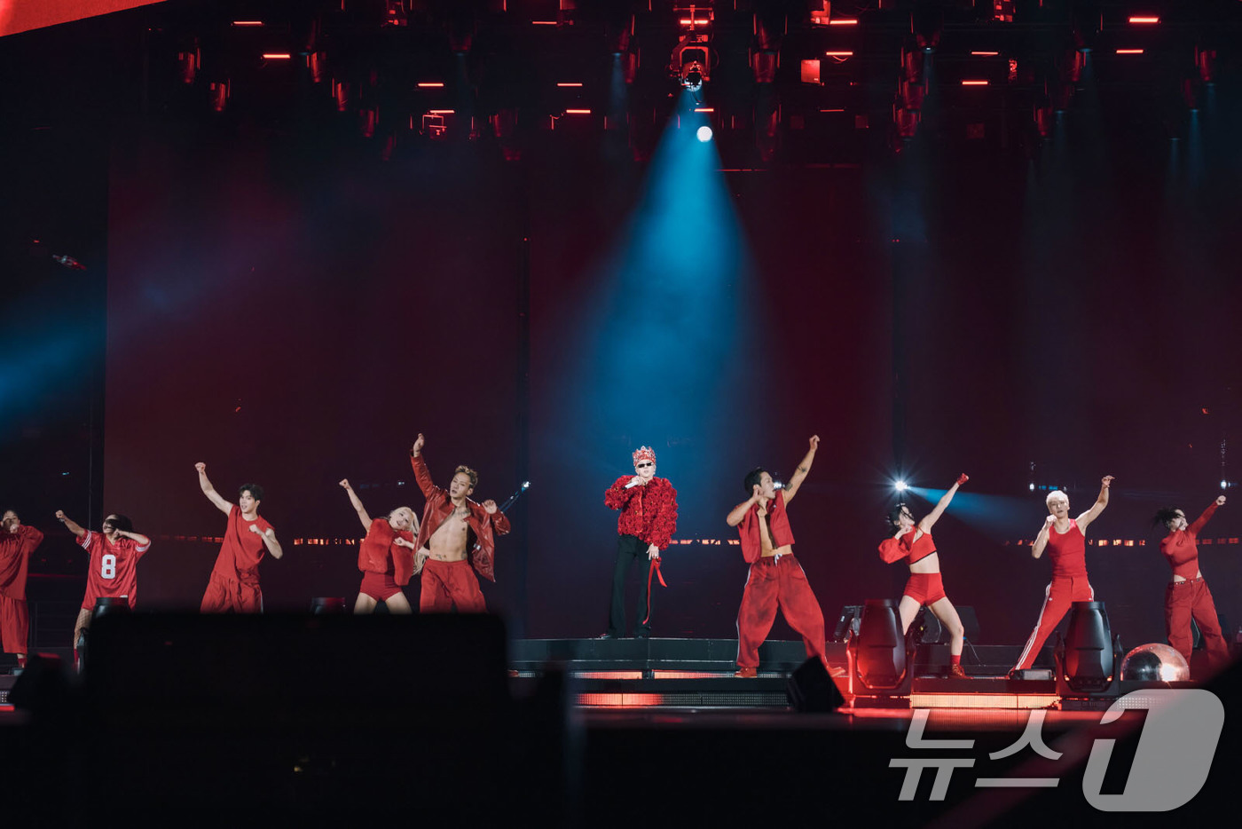 (서울=뉴스1) = 가수 지드래곤(GD)이 29일 경기도 고양시 고양종합운동장에서 열린 ‘지드래곤 2025 월드투어’ 콘서트에서 멋진 공연을 펼치고 있다. (갤럭시코퍼레이션 제공. …