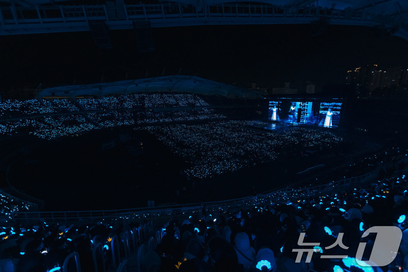 (서울=뉴스1) = 가수 지드래곤(GD)이 29일 경기도 고양시 고양종합운동장에서 열린 ‘지드래곤 2025 월드투어’ 콘서트에서 멋진 공연을 펼치고 있다. (갤럭시코퍼레이션 제공. …