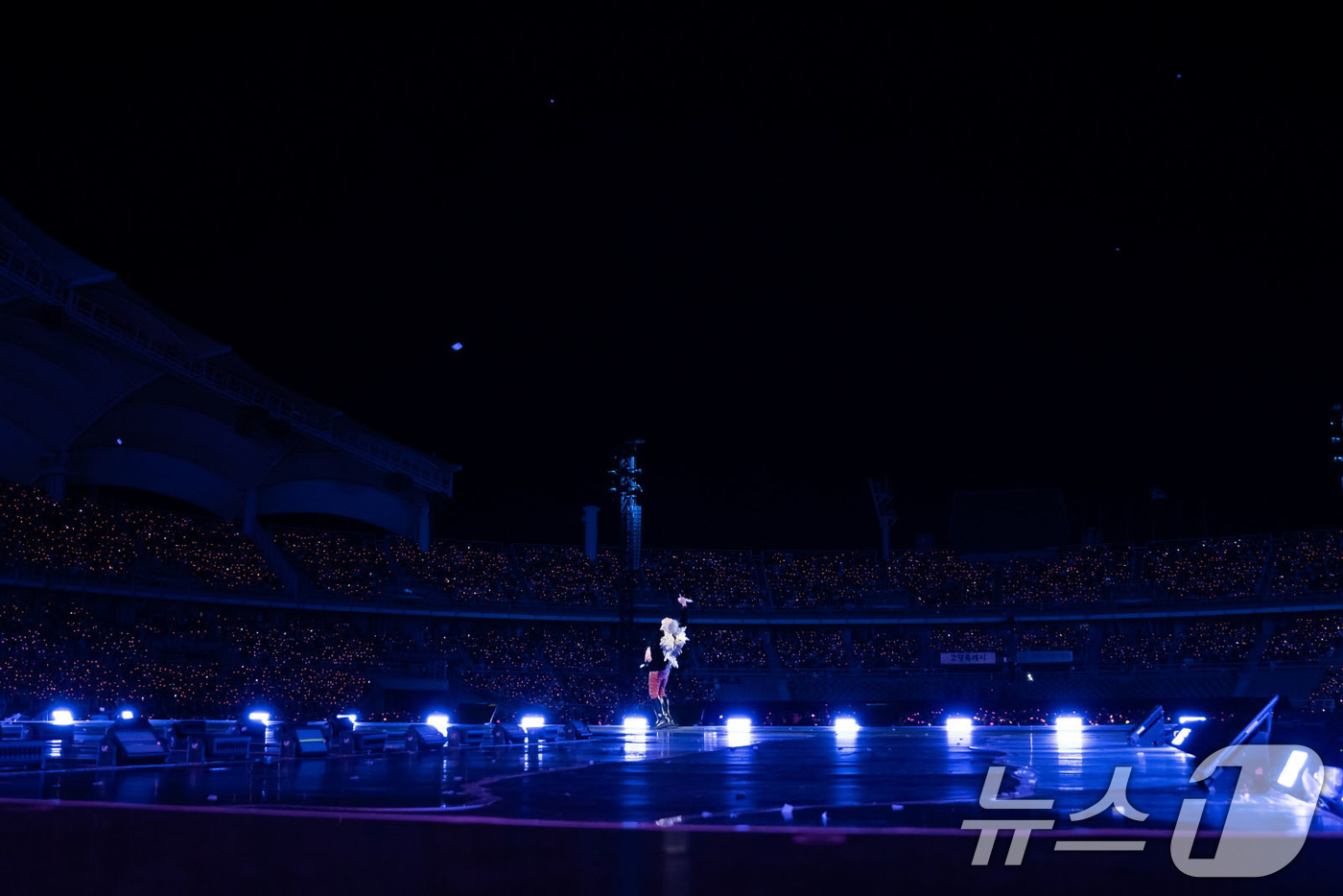 (서울=뉴스1) = 가수 지드래곤(GD)이 29일 경기도 고양시 고양종합운동장에서 열린 ‘지드래곤 2025 월드투어’ 콘서트에서 멋진 공연을 펼치고 있다. (갤럭시코퍼레이션 제공. …